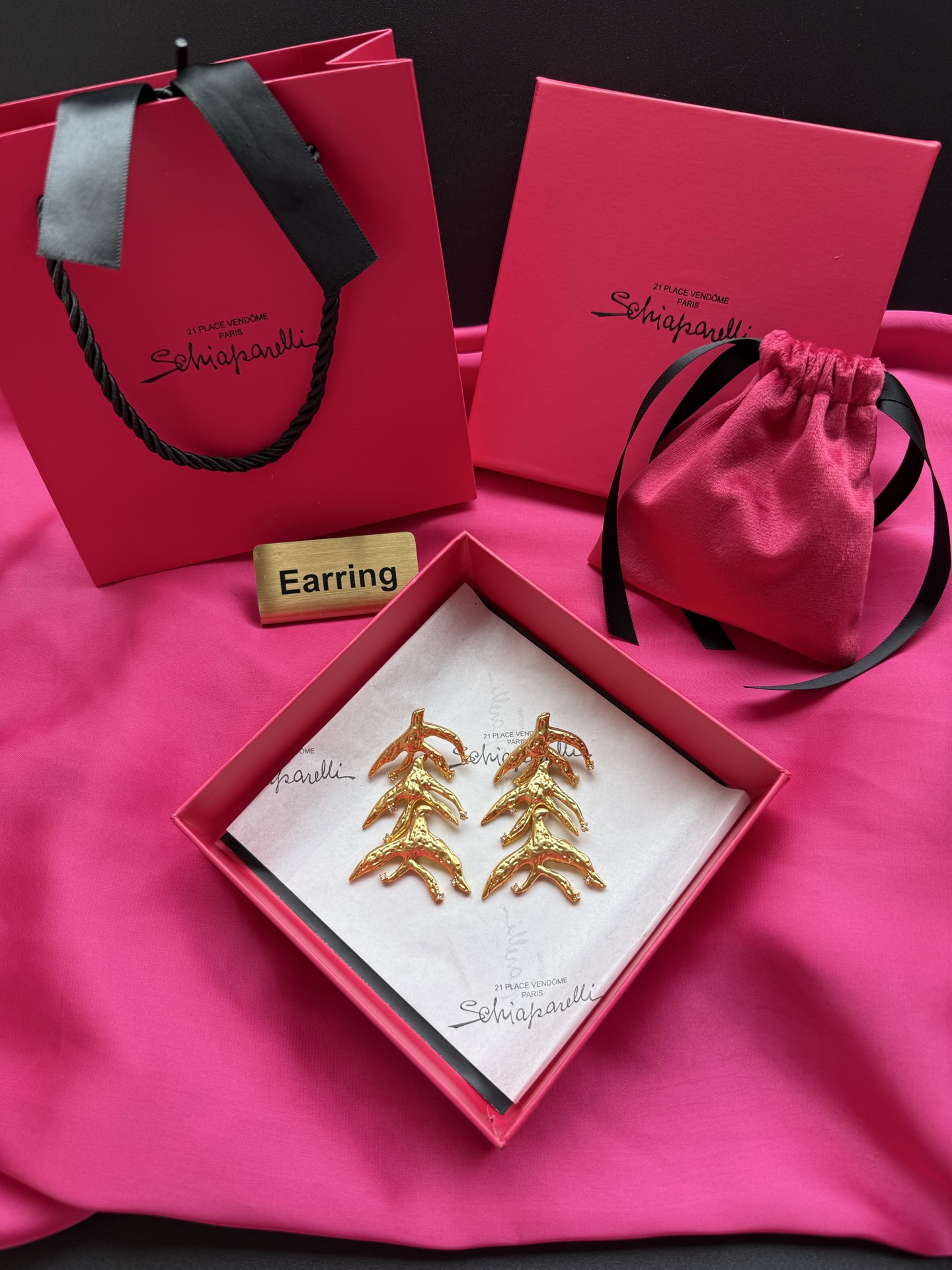 Серьги Schiaparelli в виде золотых фигур