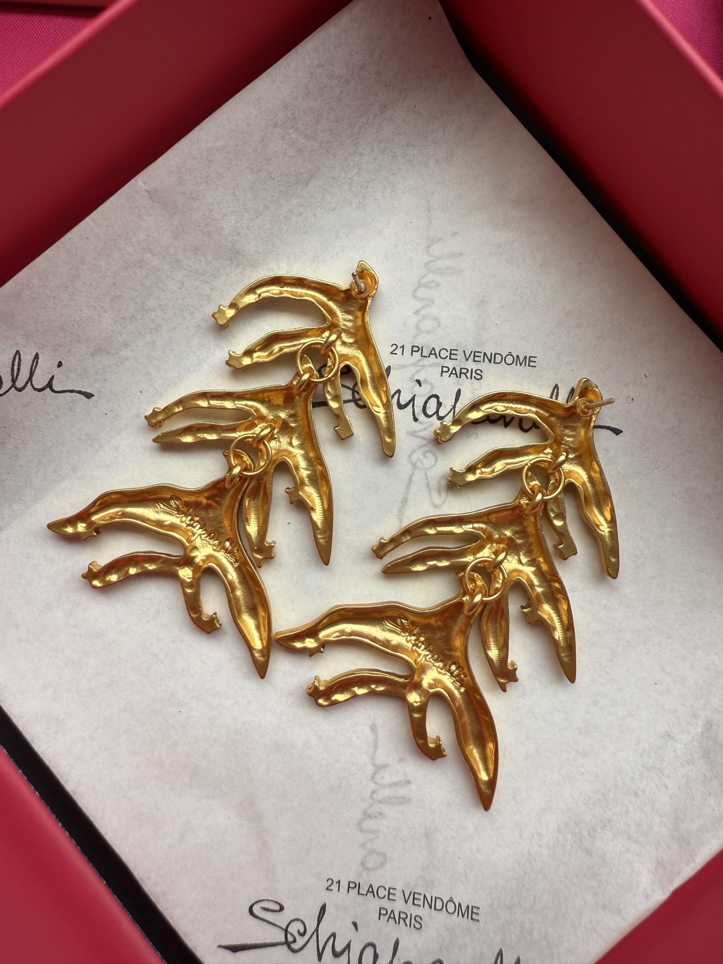 Серьги Schiaparelli в виде золотых фигур