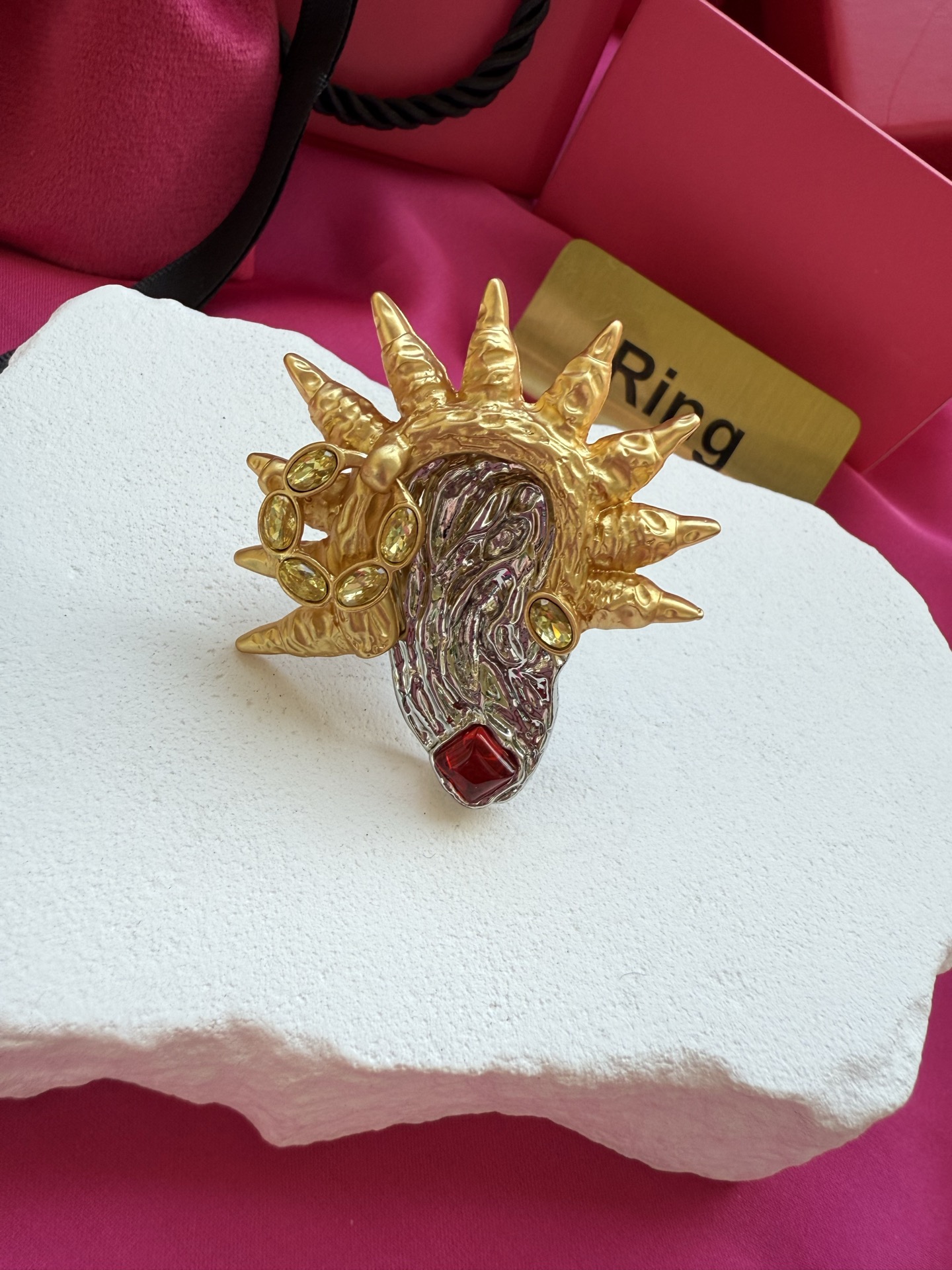 Кольцо с красным камнем и золотыми элементами Schiaparelli