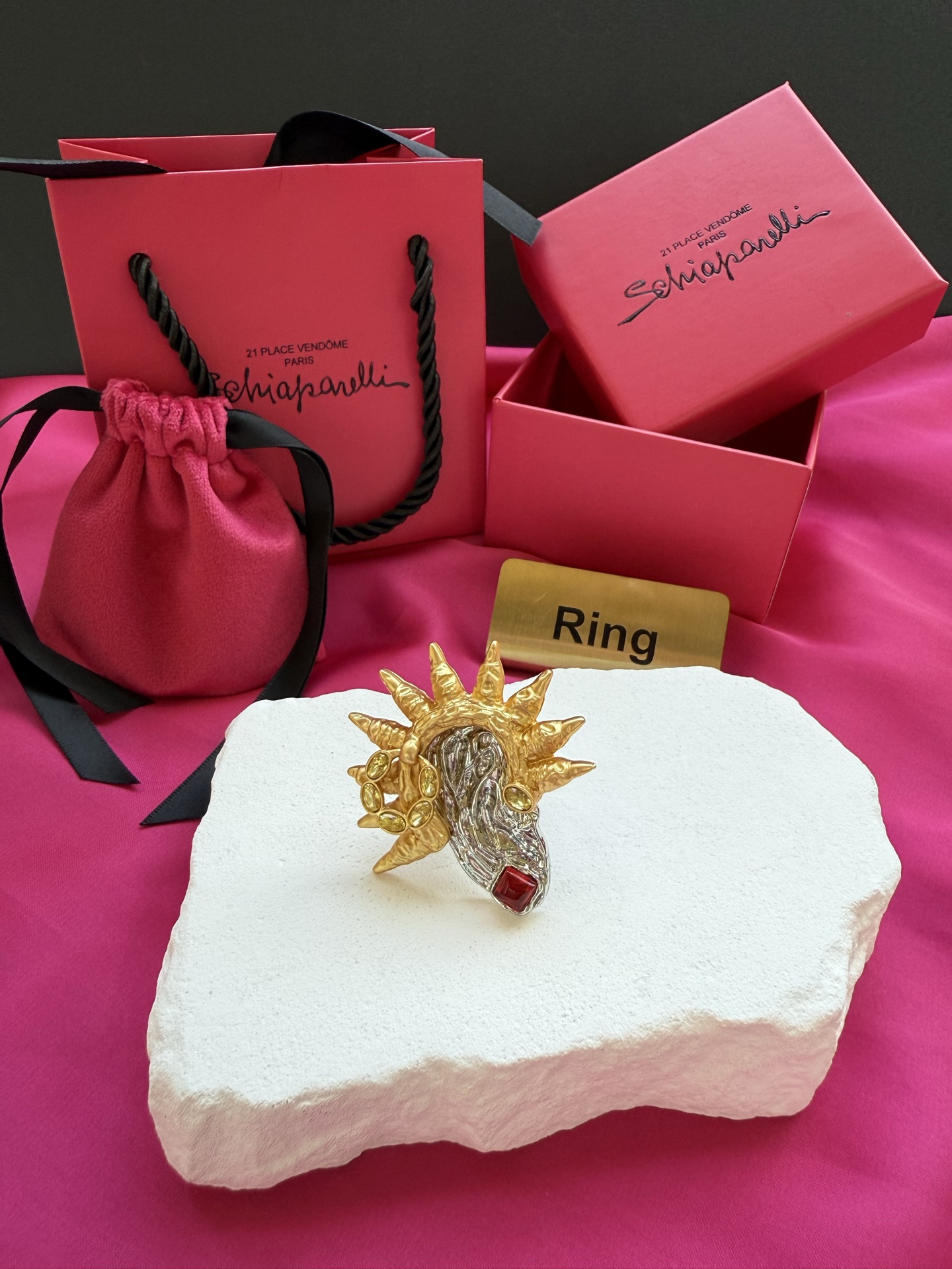 Кольцо с красным камнем и золотыми элементами Schiaparelli