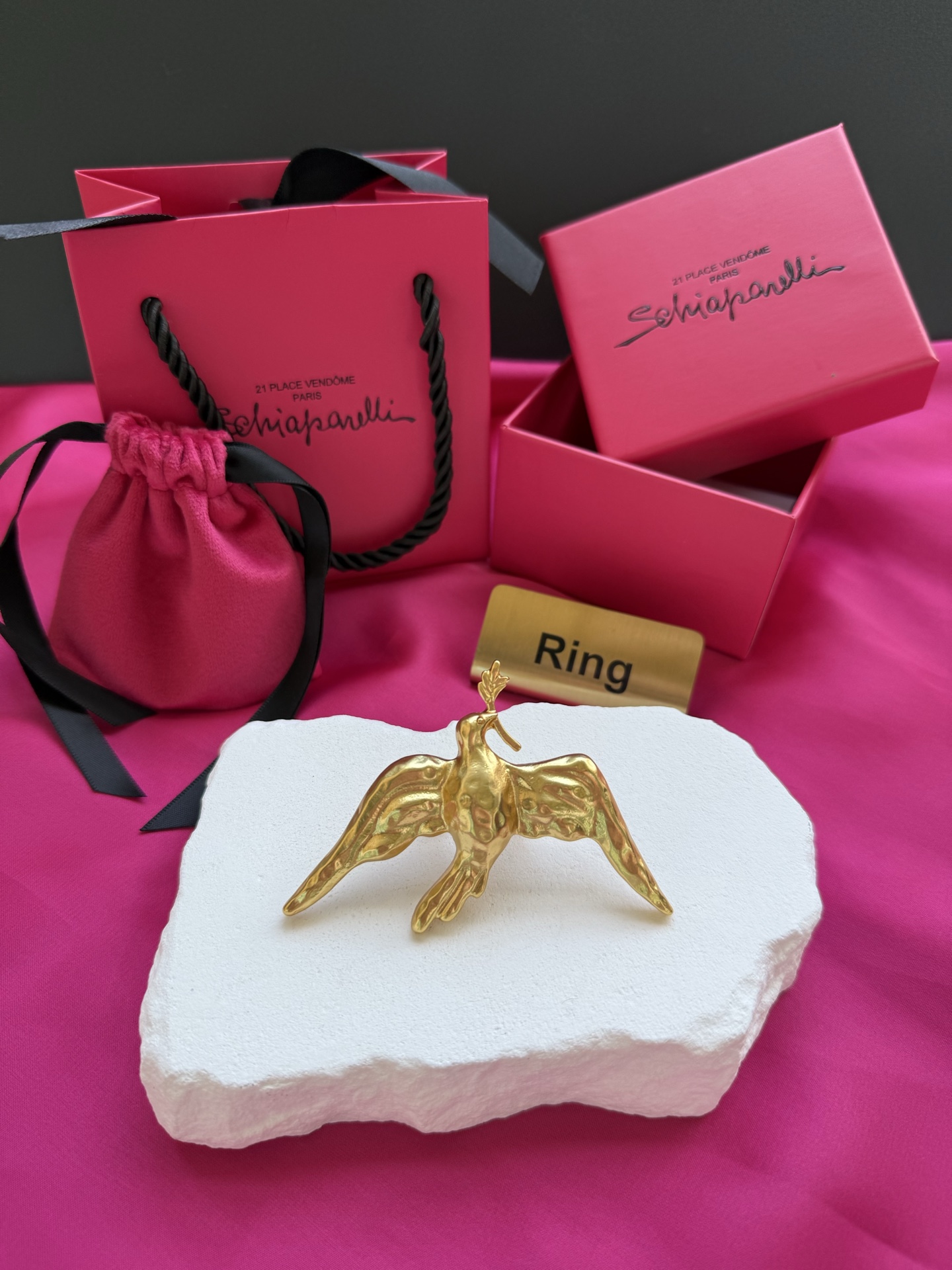 Золотистое кольцо в виде птицы Schiaparelli