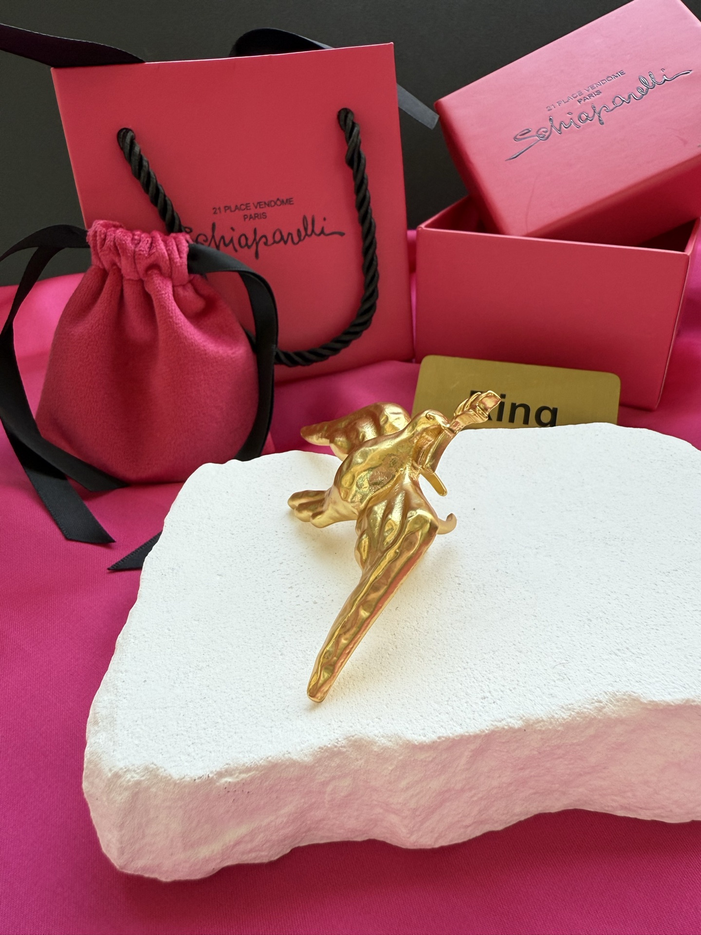 Золотистое кольцо в виде птицы Schiaparelli