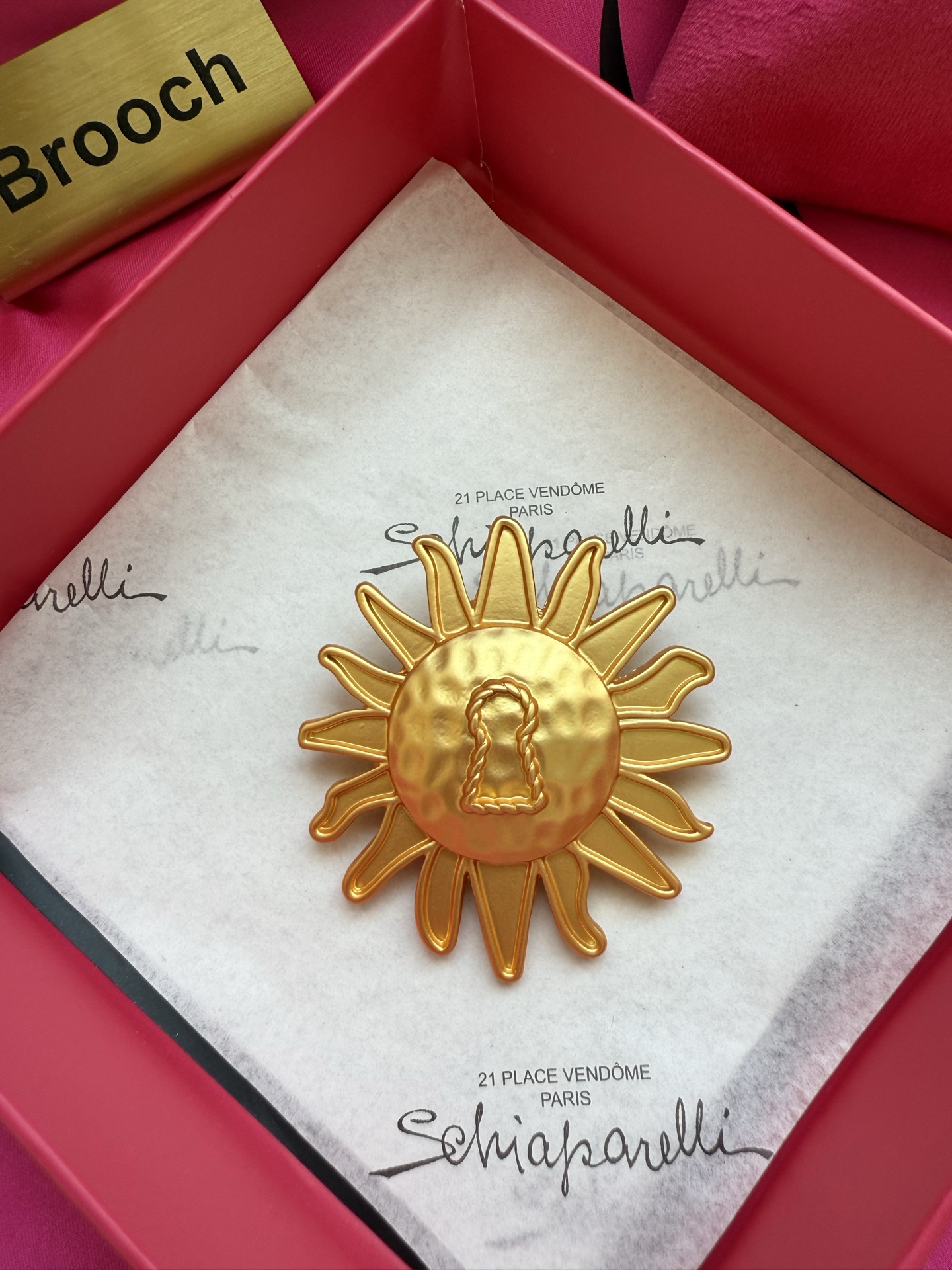 Брошь Schiaparelli в виде солнца с ключом