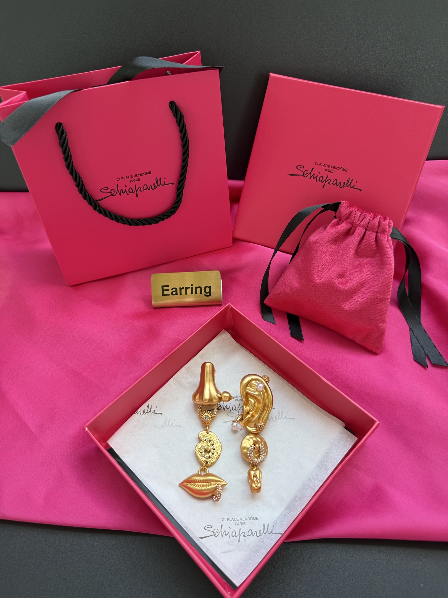 Серьги-подвески в виде носа, уха и губ Schiaparelli
