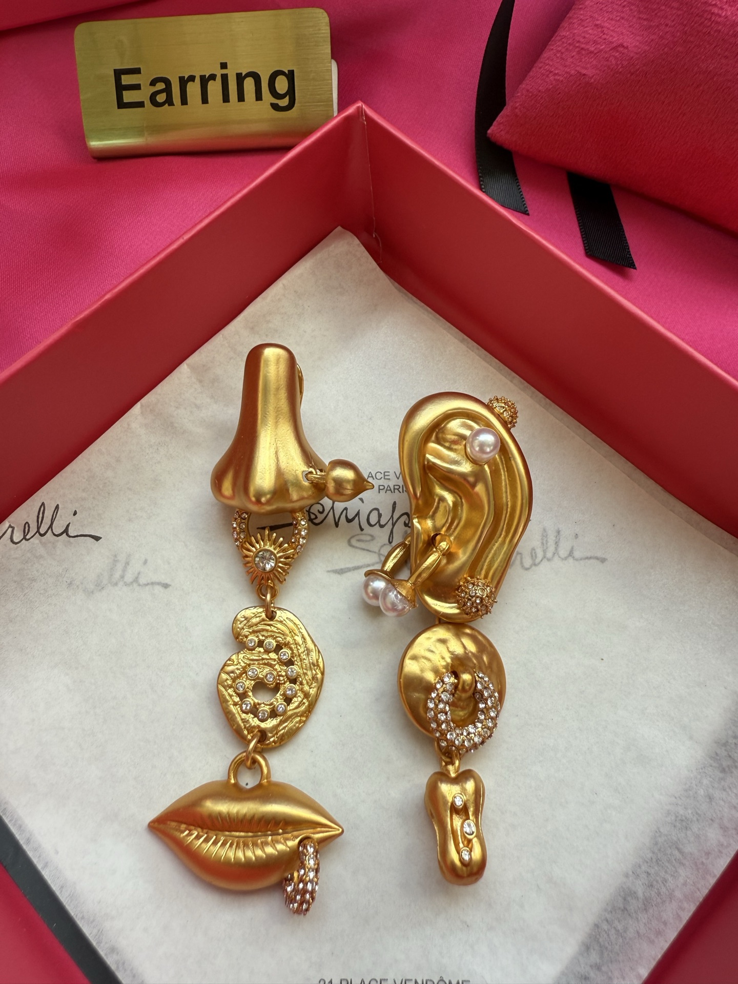 Серьги-подвески в виде носа, уха и губ Schiaparelli