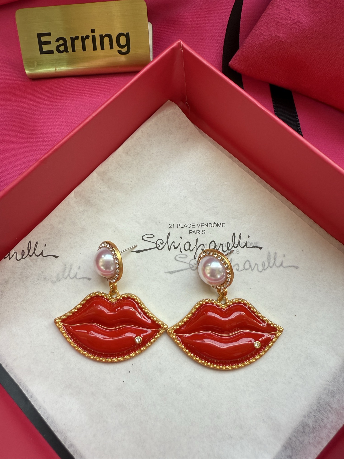 Серьги в виде губ с жемчугом Schiaparelli