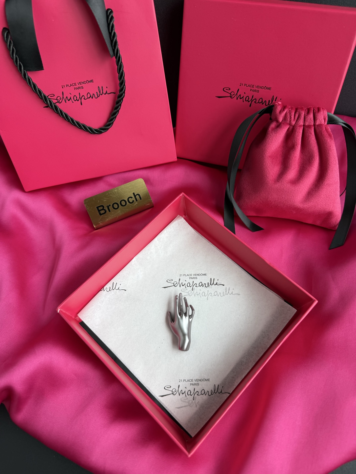 Брошь в виде руки Schiaparelli