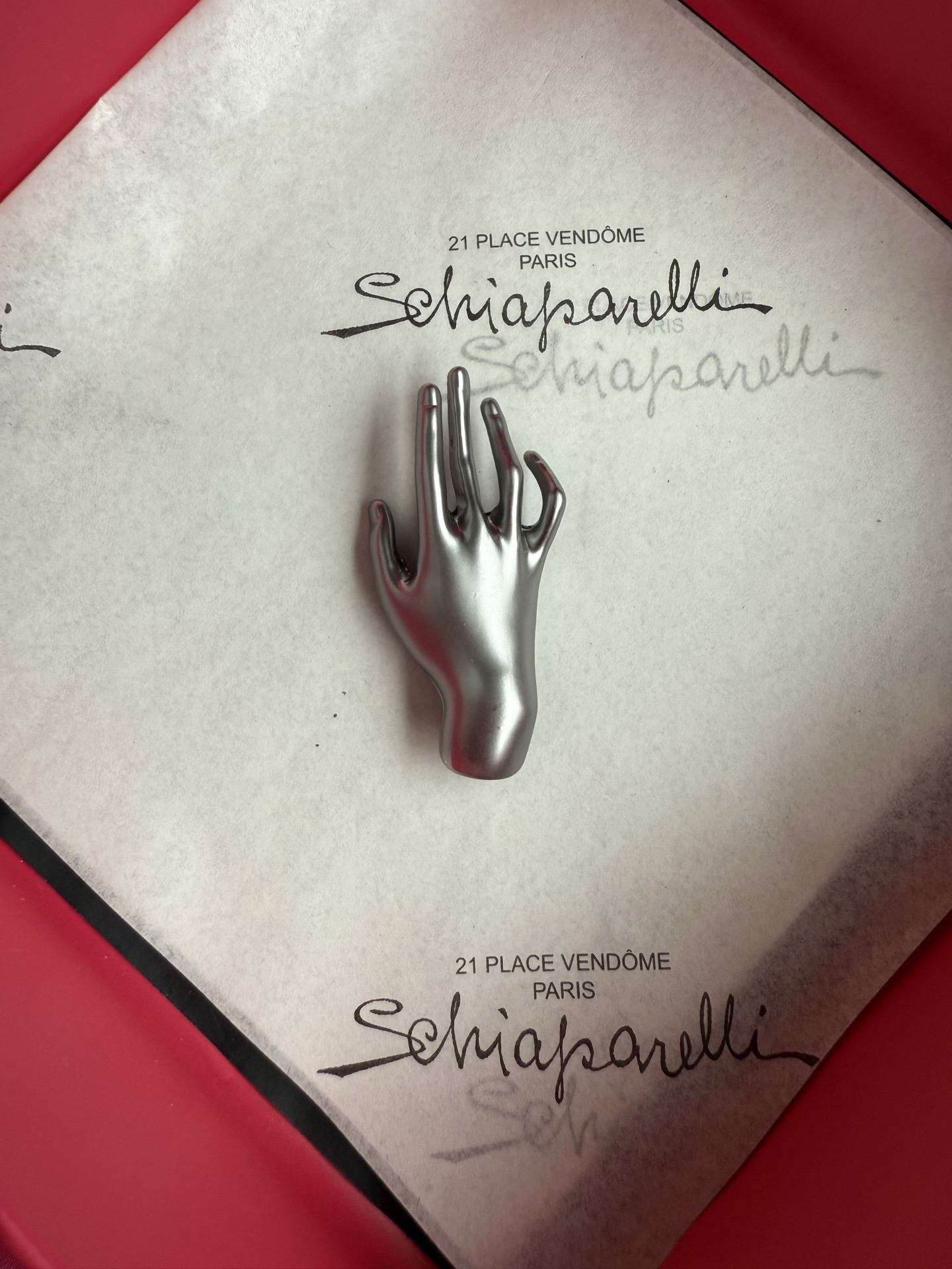 Брошь в виде руки Schiaparelli
