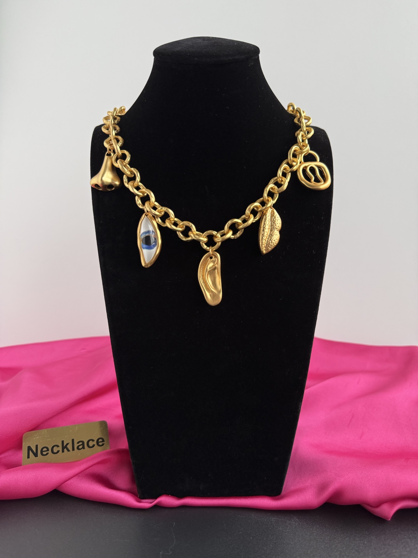 Золотистое колье с подвесками Schiaparelli