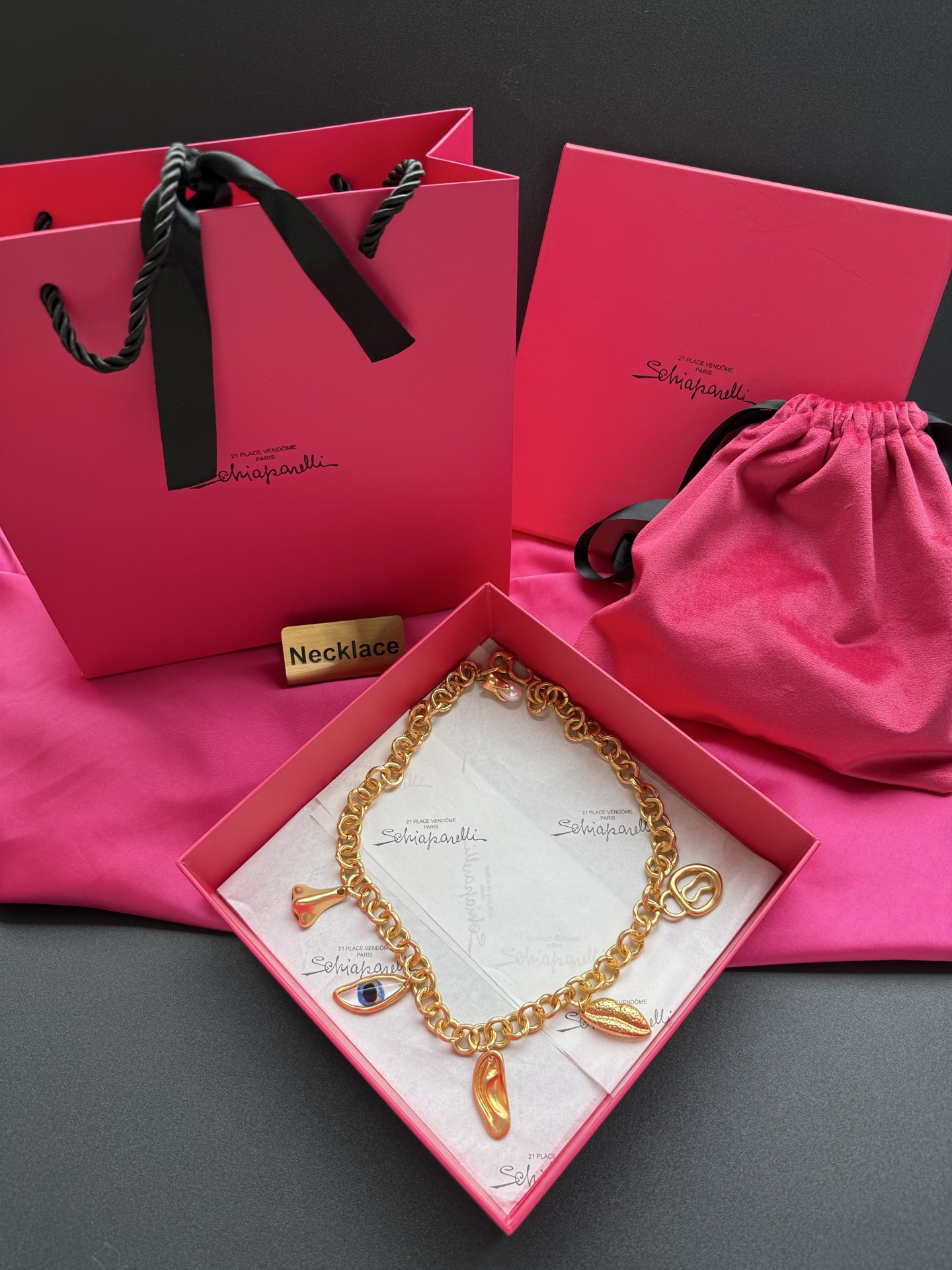 Золотистое колье с подвесками Schiaparelli