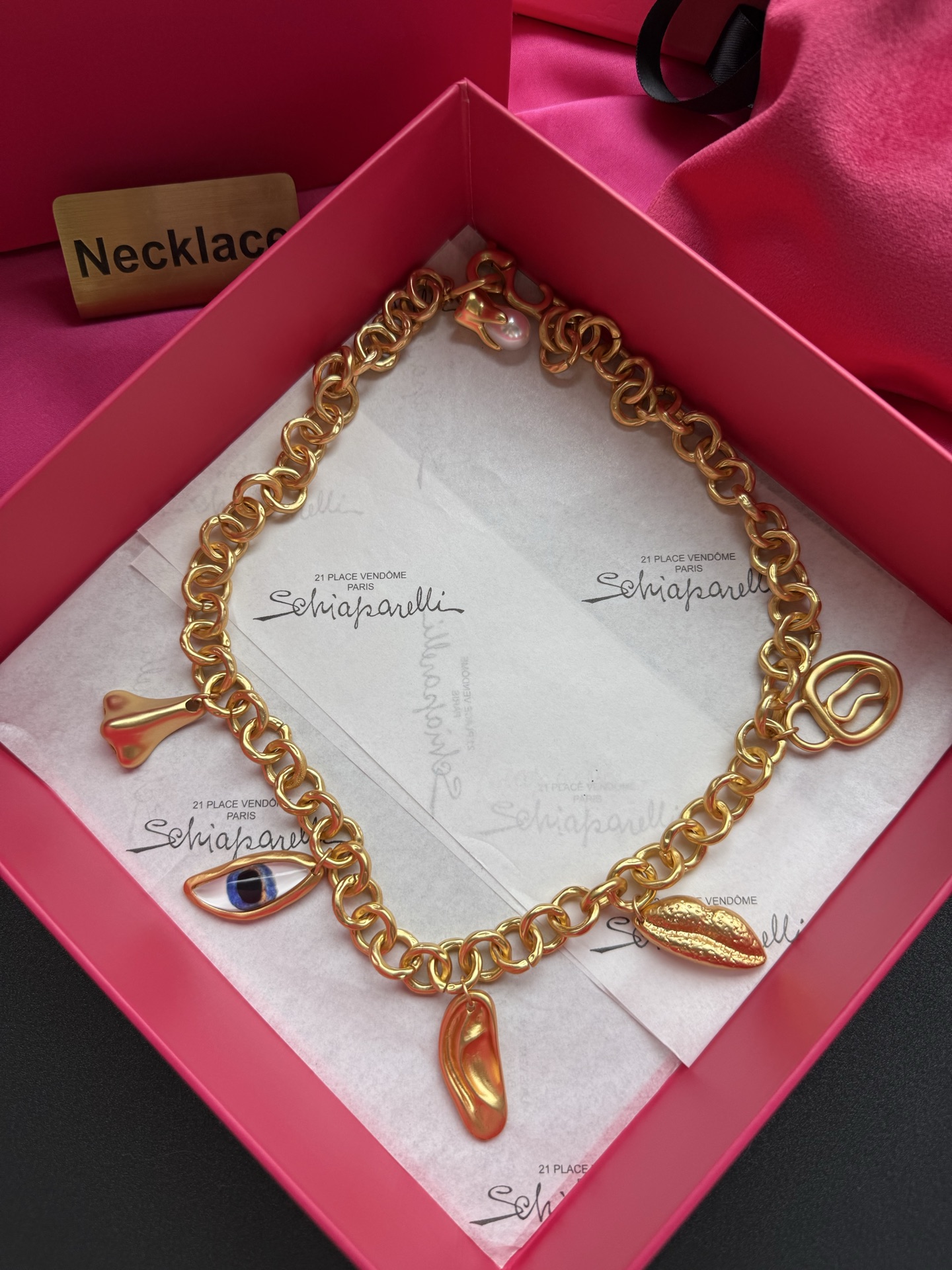 Золотистое колье с подвесками Schiaparelli