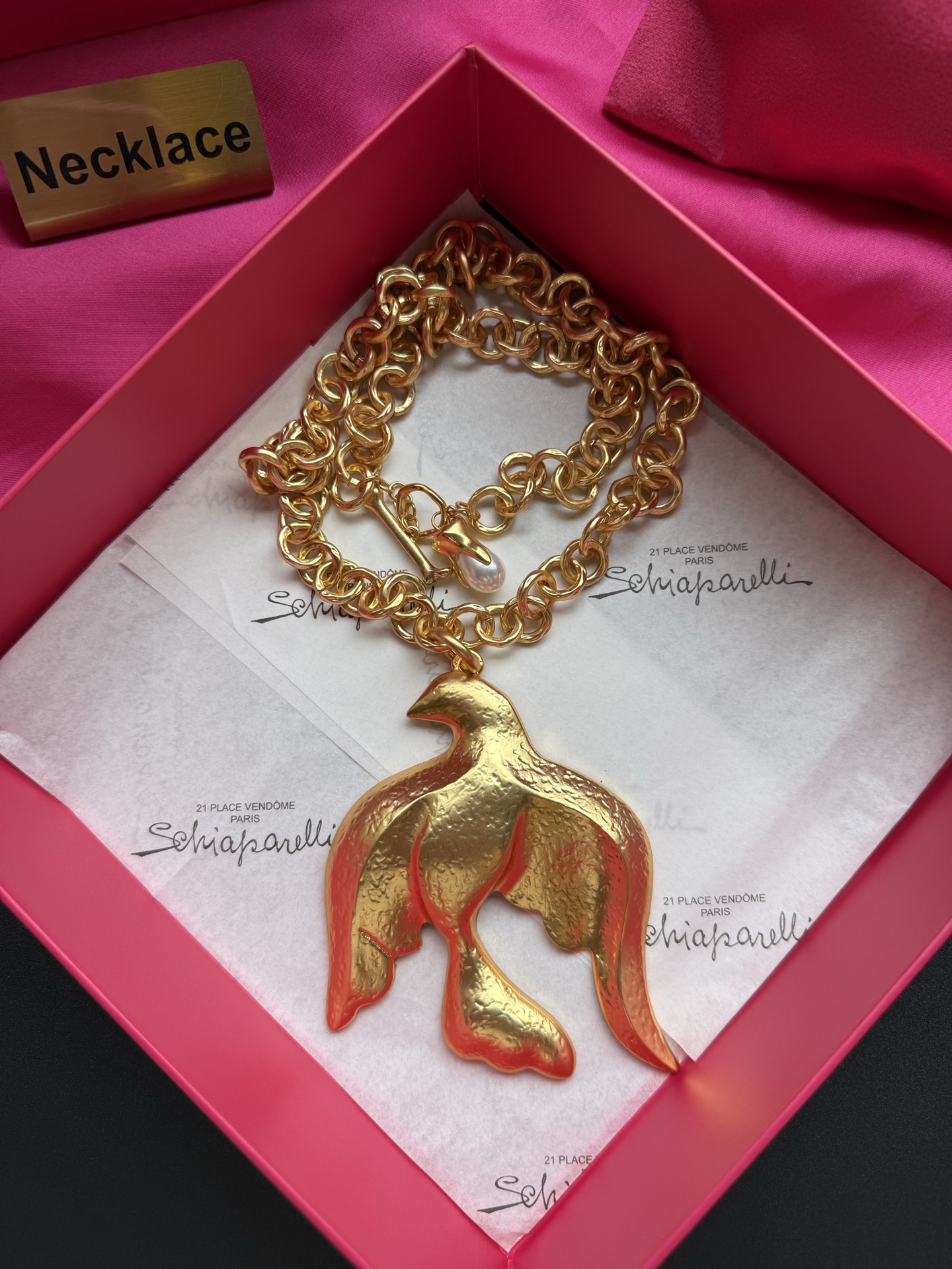 Золотистое колье с подвеской в виде птицы Schiaparelli