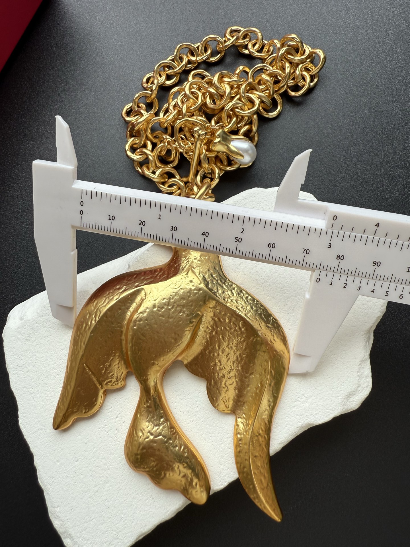 Золотистое колье с подвеской в виде птицы Schiaparelli