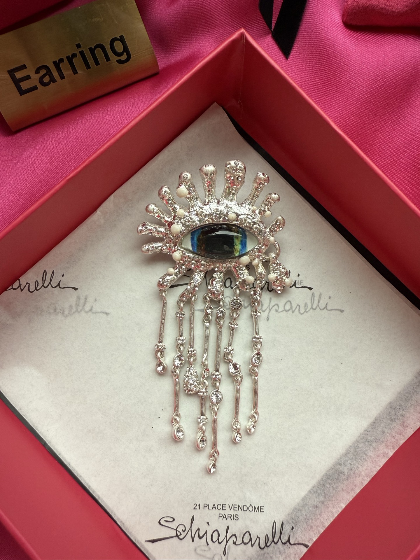 Брошь Schiaparelli с глазом