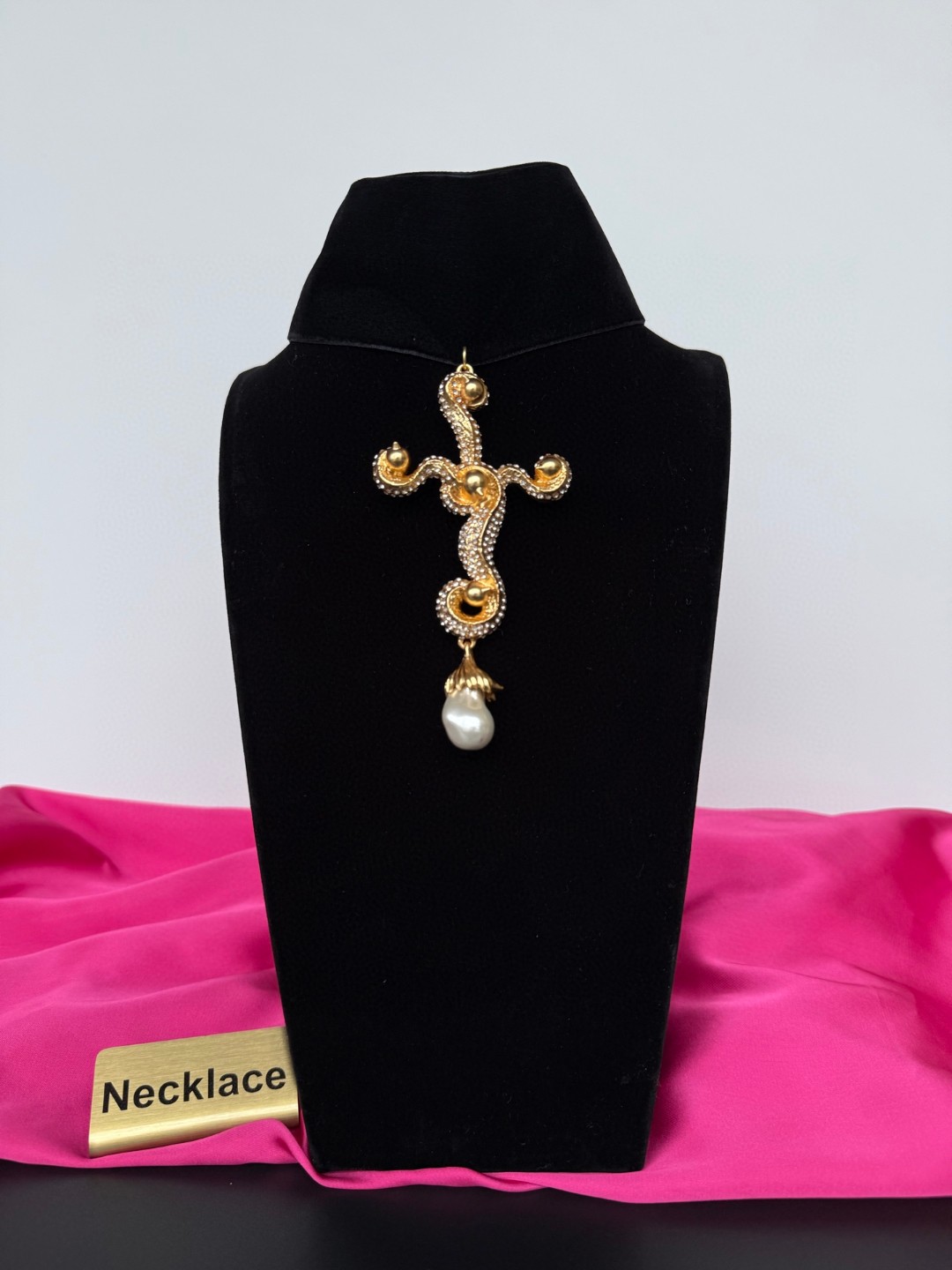 Колье с крестом и жемчугом Schiaparelli