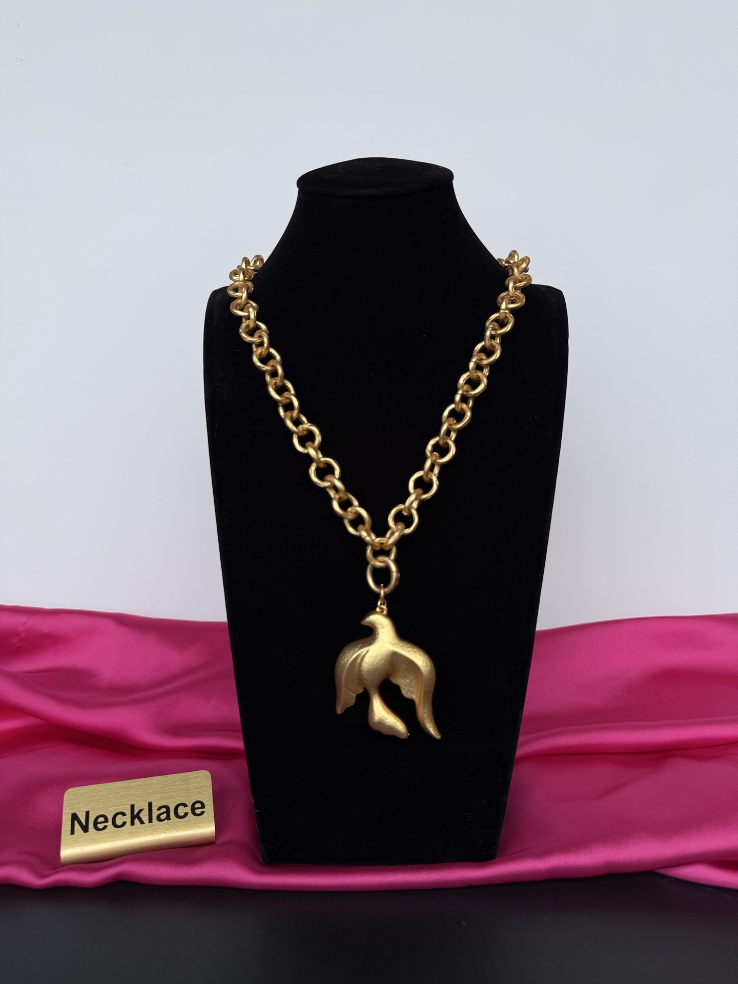Золотистое колье с подвеской в виде птицы Schiaparelli