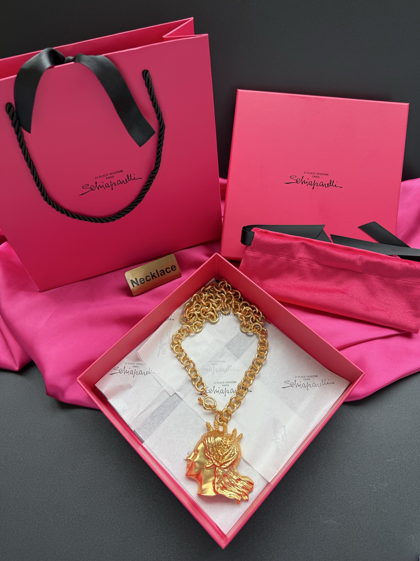 Золотистое колье с головой женщины Schiaparelli