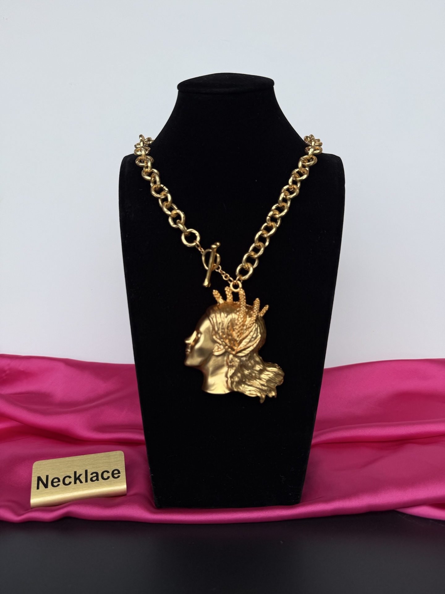 Золотистое колье с головой женщины Schiaparelli
