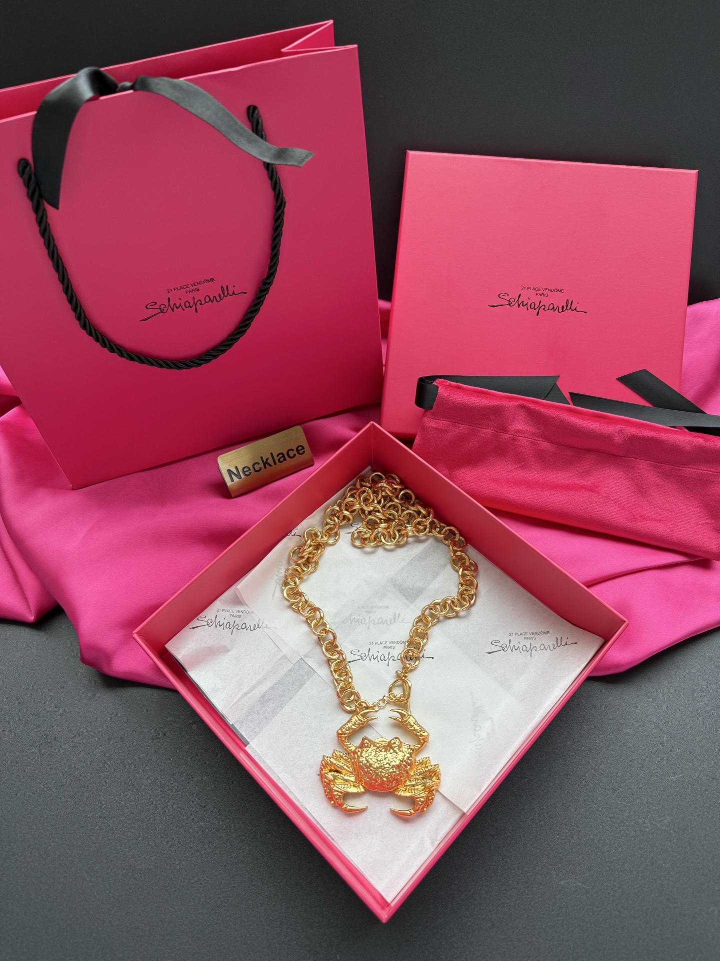 Золотистое колье с крабом Schiaparelli