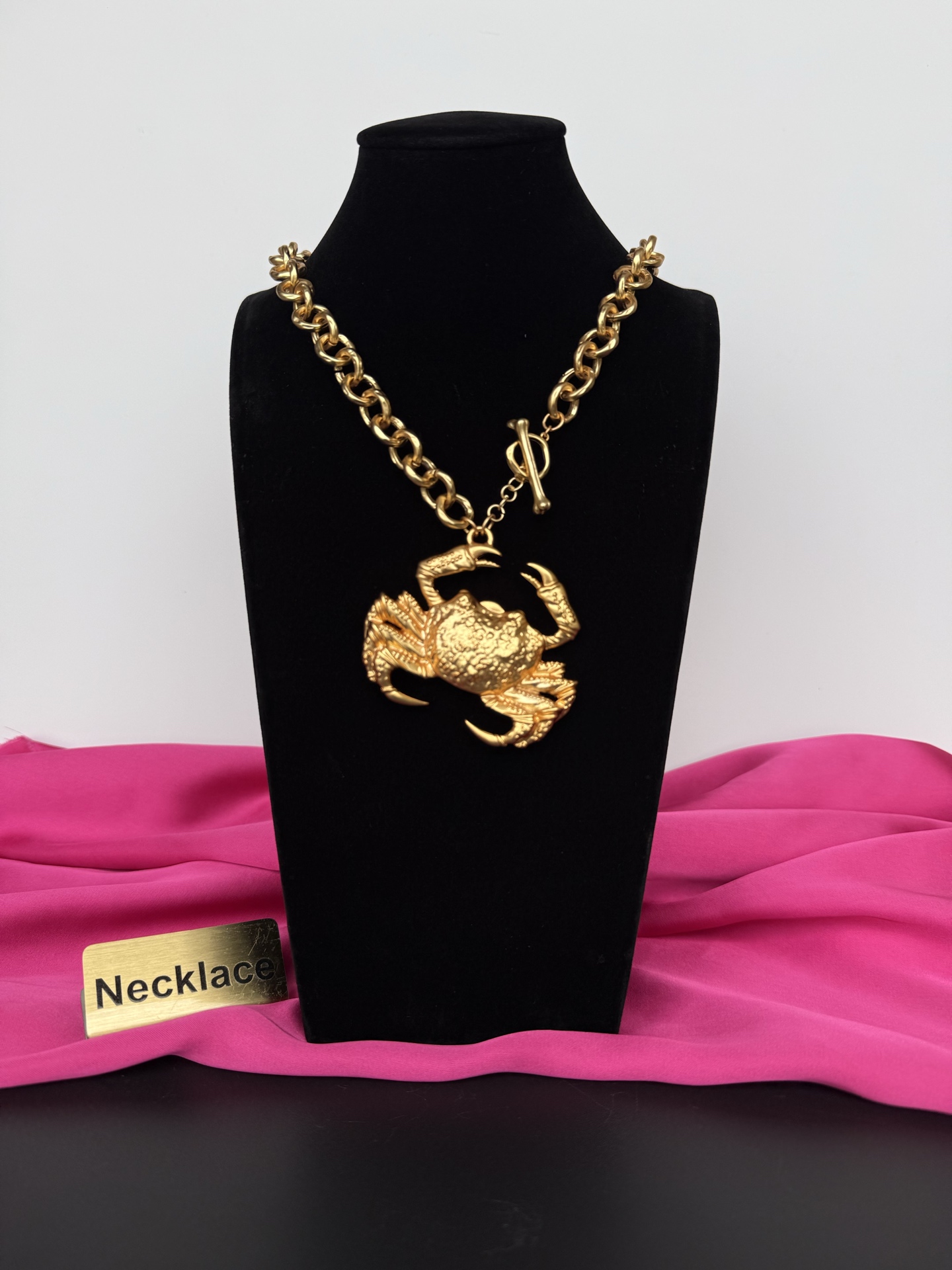 Золотистое колье с крабом Schiaparelli