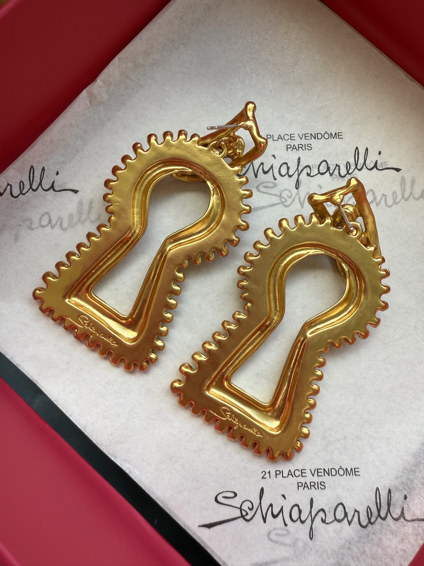 Серьги в форме ключа Schiaparelli