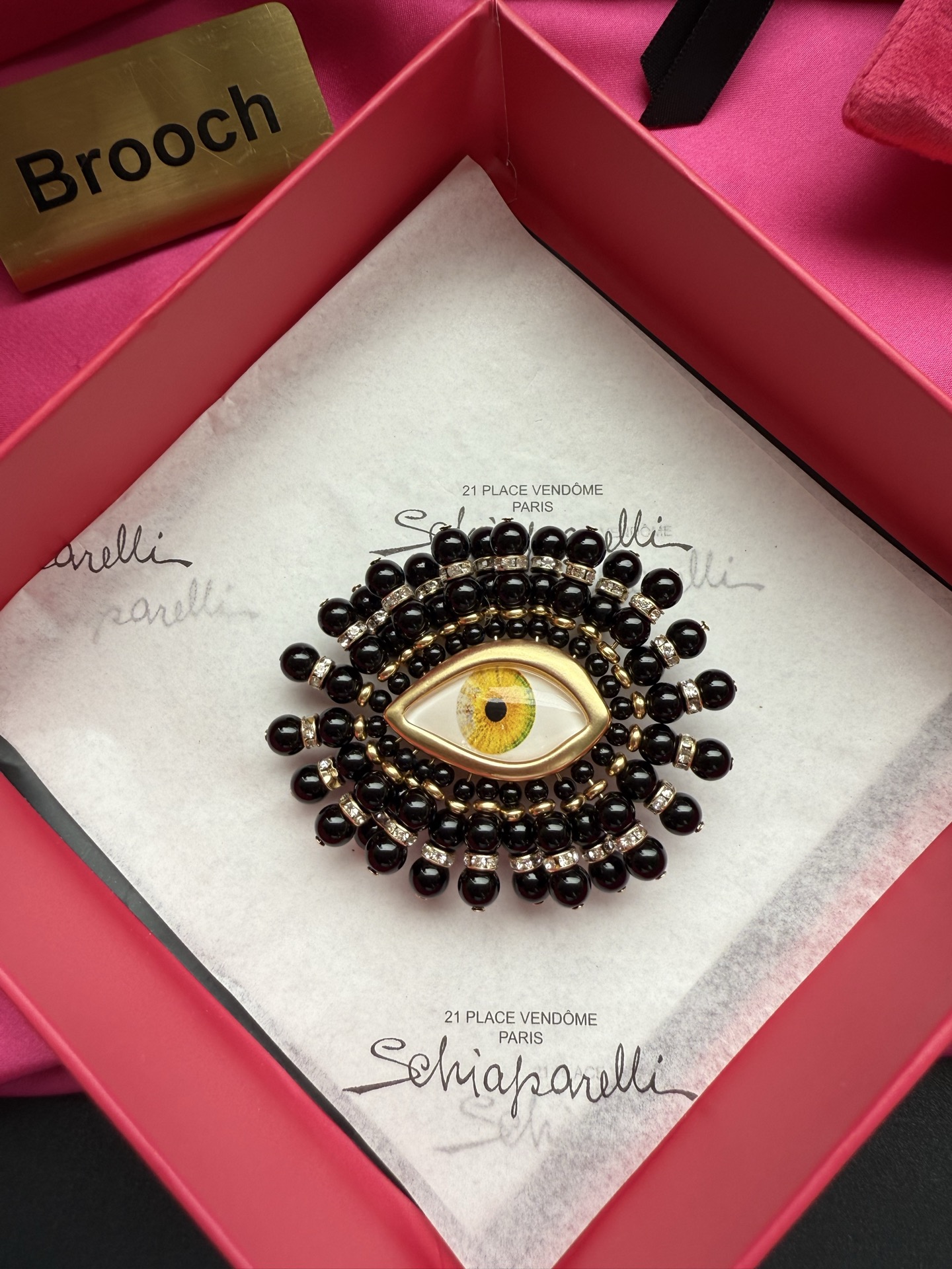 Брошь Schiaparelli в виде глаза
