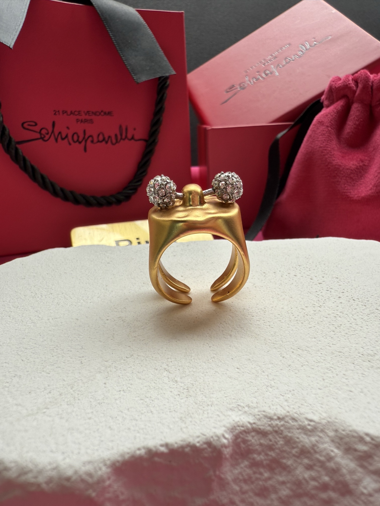 Золотистое кольцо с кристаллами Schiaparelli