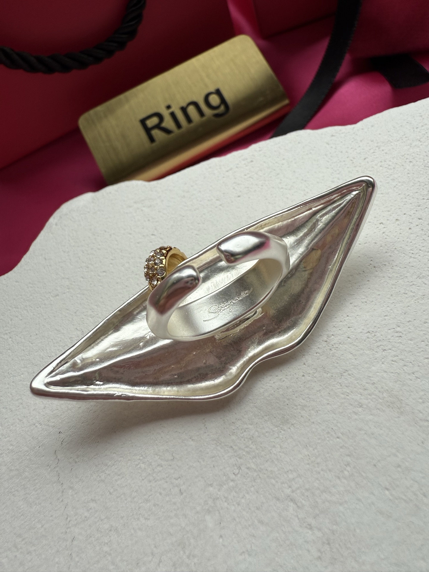 Кольцо в форме губ с кристаллами Schiaparelli