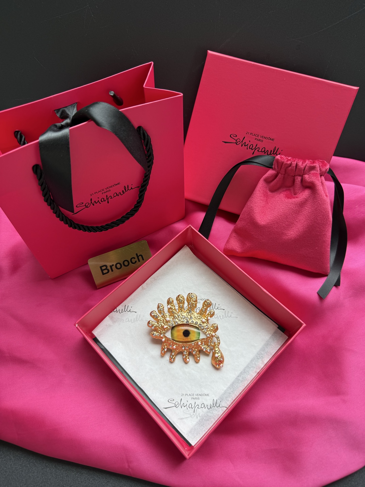 Брошь в виде глаза Schiaparelli