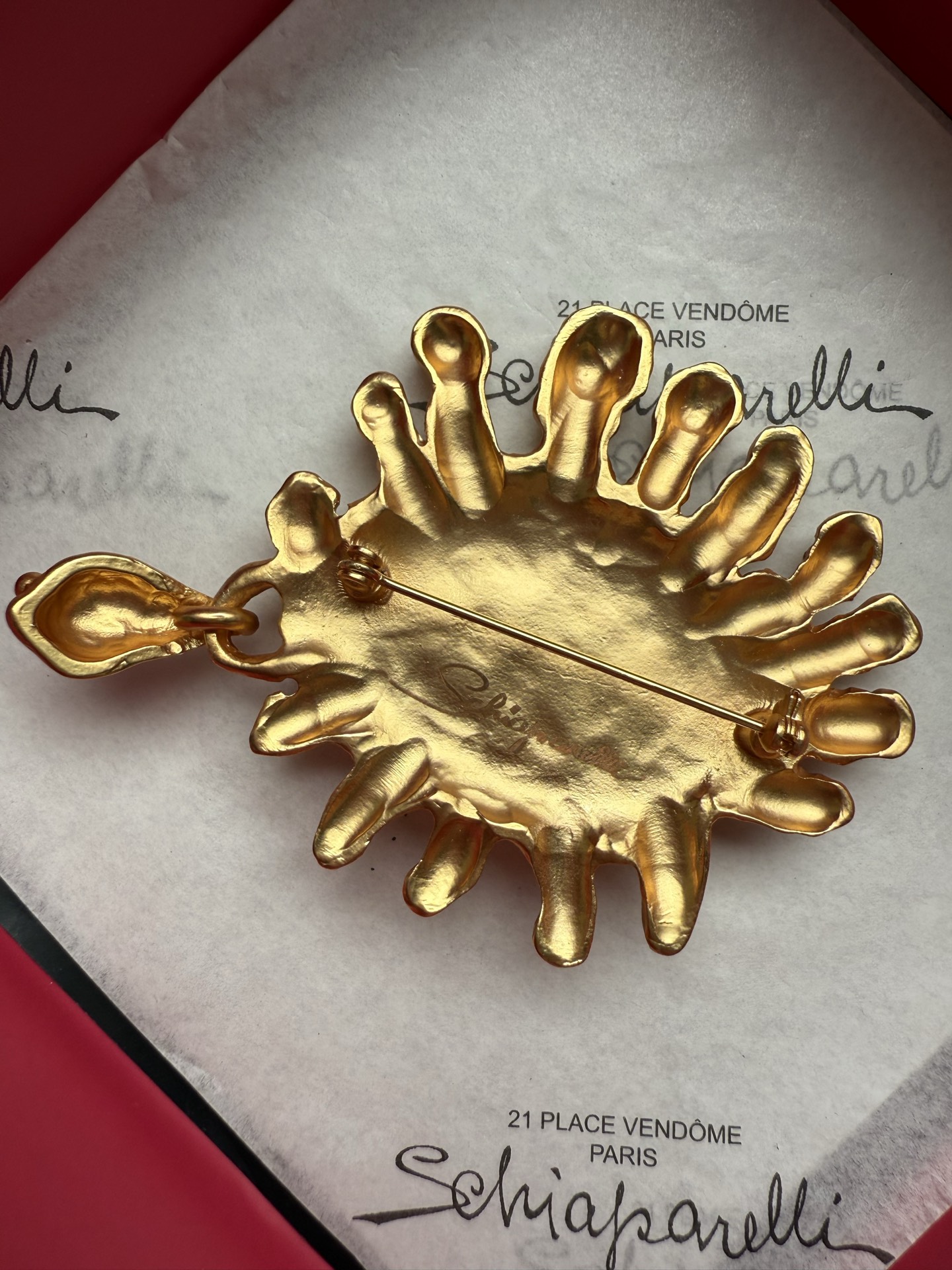 Брошь в виде глаза Schiaparelli