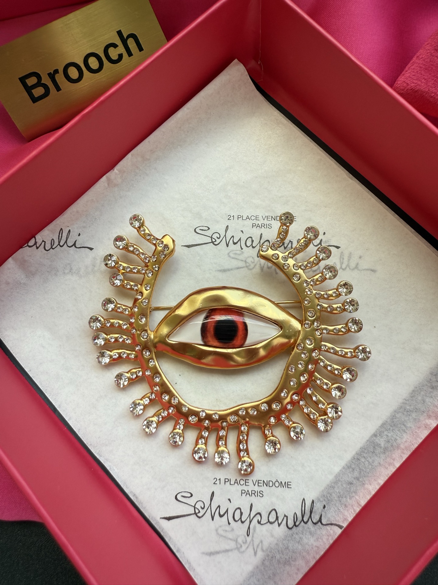 Брошь Schiaparelli в виде глаза