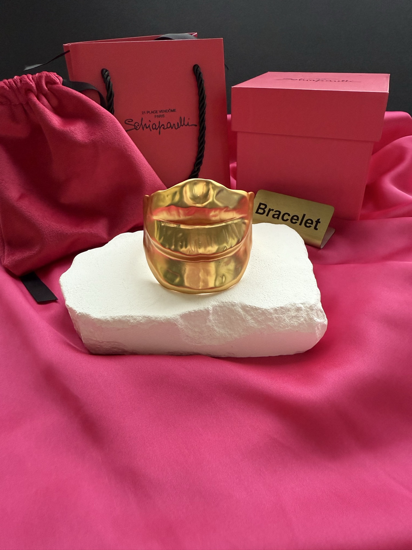 Золотистый браслет в виде губ от Schiaparelli