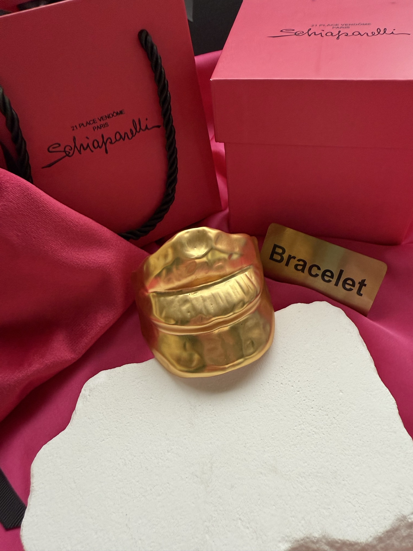 Золотистый браслет в виде губ от Schiaparelli
