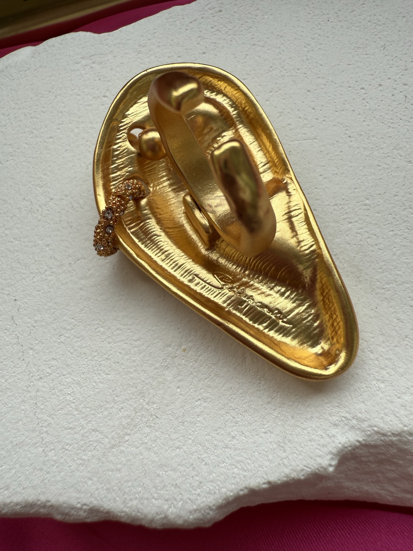Золотистое кольцо в форме уха с кристаллами Schiaparelli