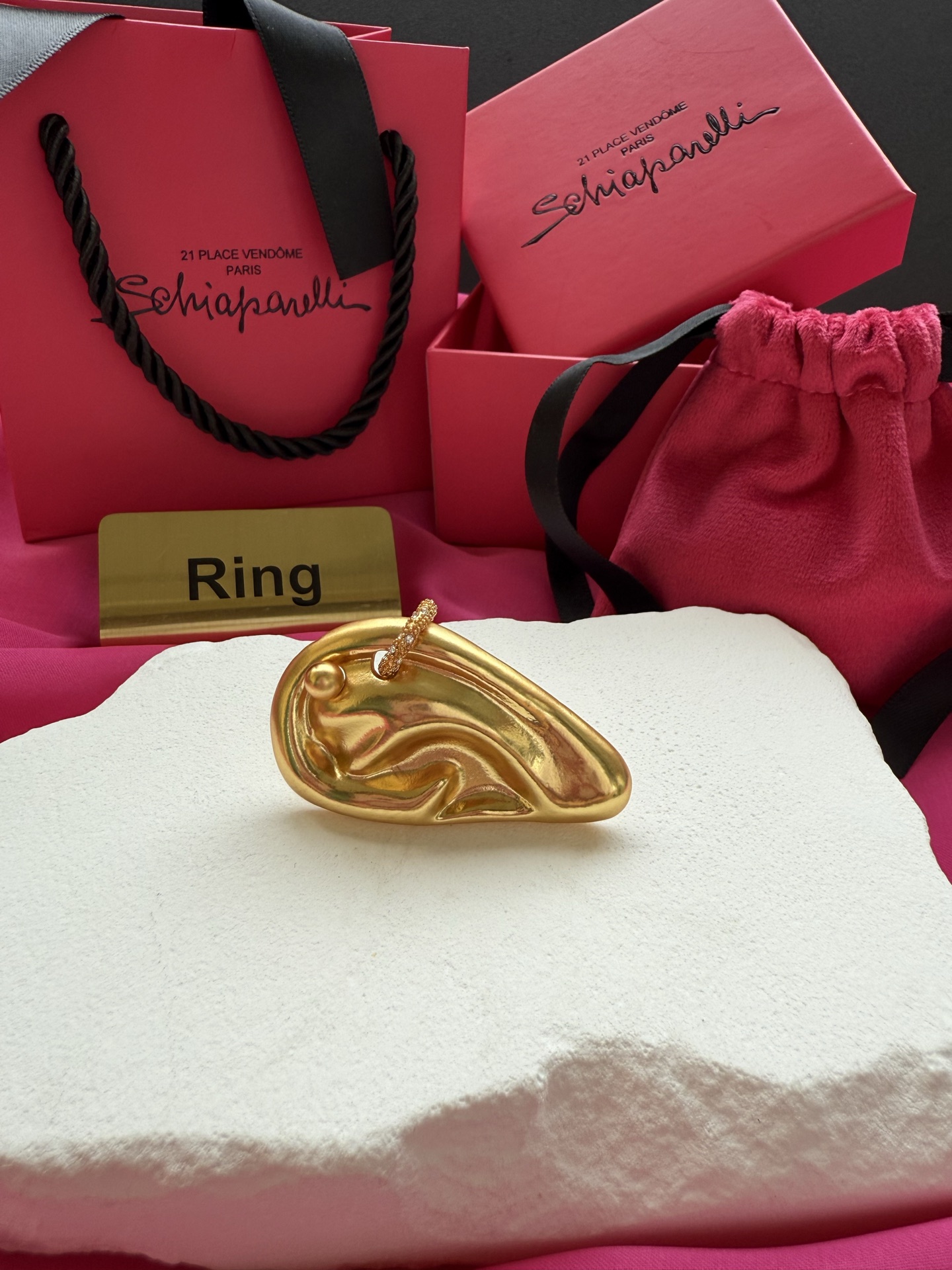 Золотистое кольцо в форме уха с кристаллами Schiaparelli