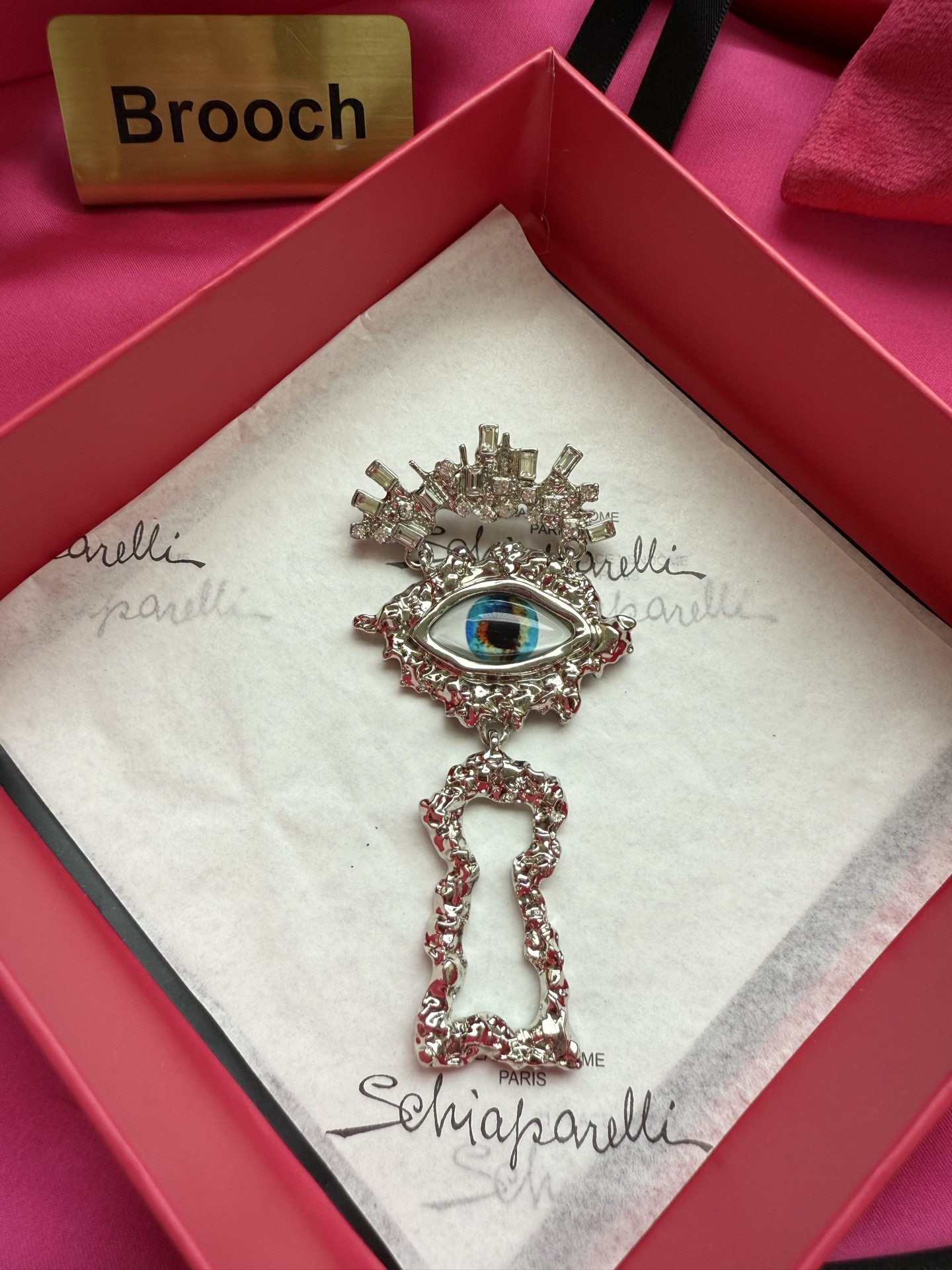 Брошь Schiaparelli с глазом