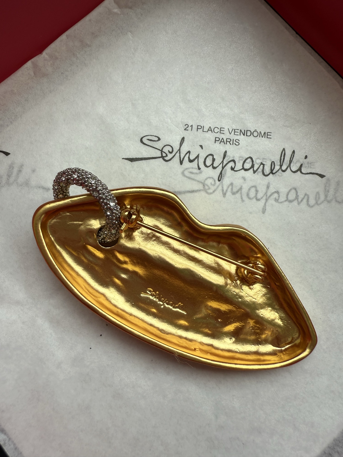 Брошь в виде губ Schiaparelli