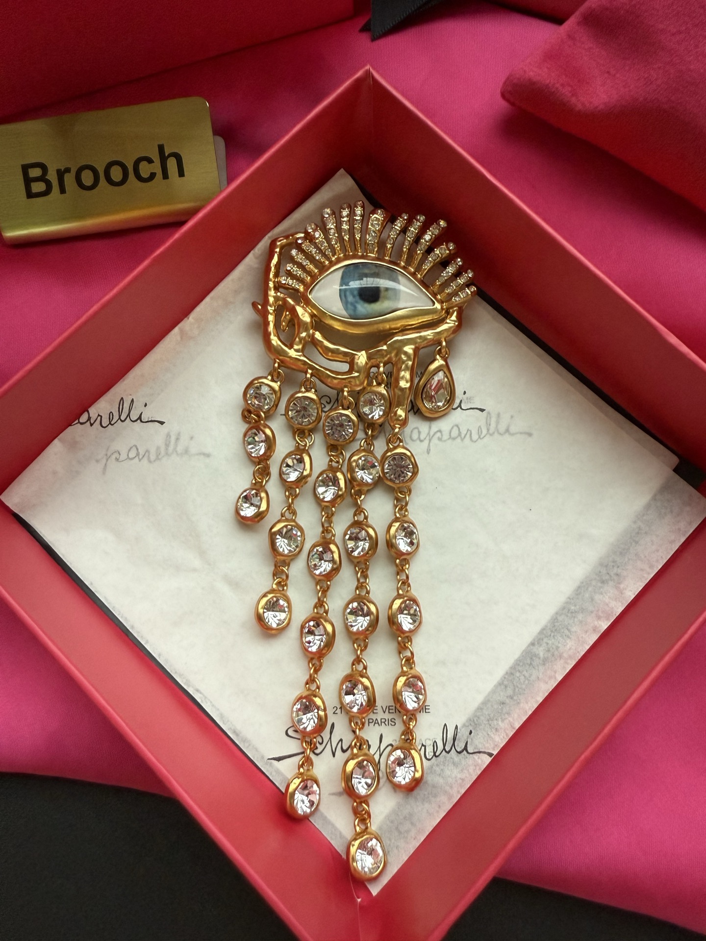 Брошь Schiaparelli с глазом