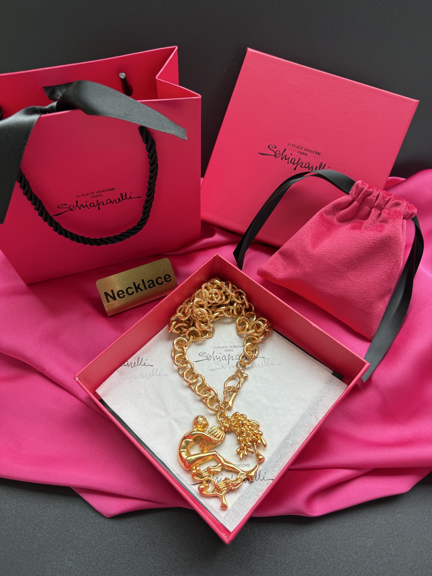 Золотистое колье с фигурным подвеском Schiaparelli