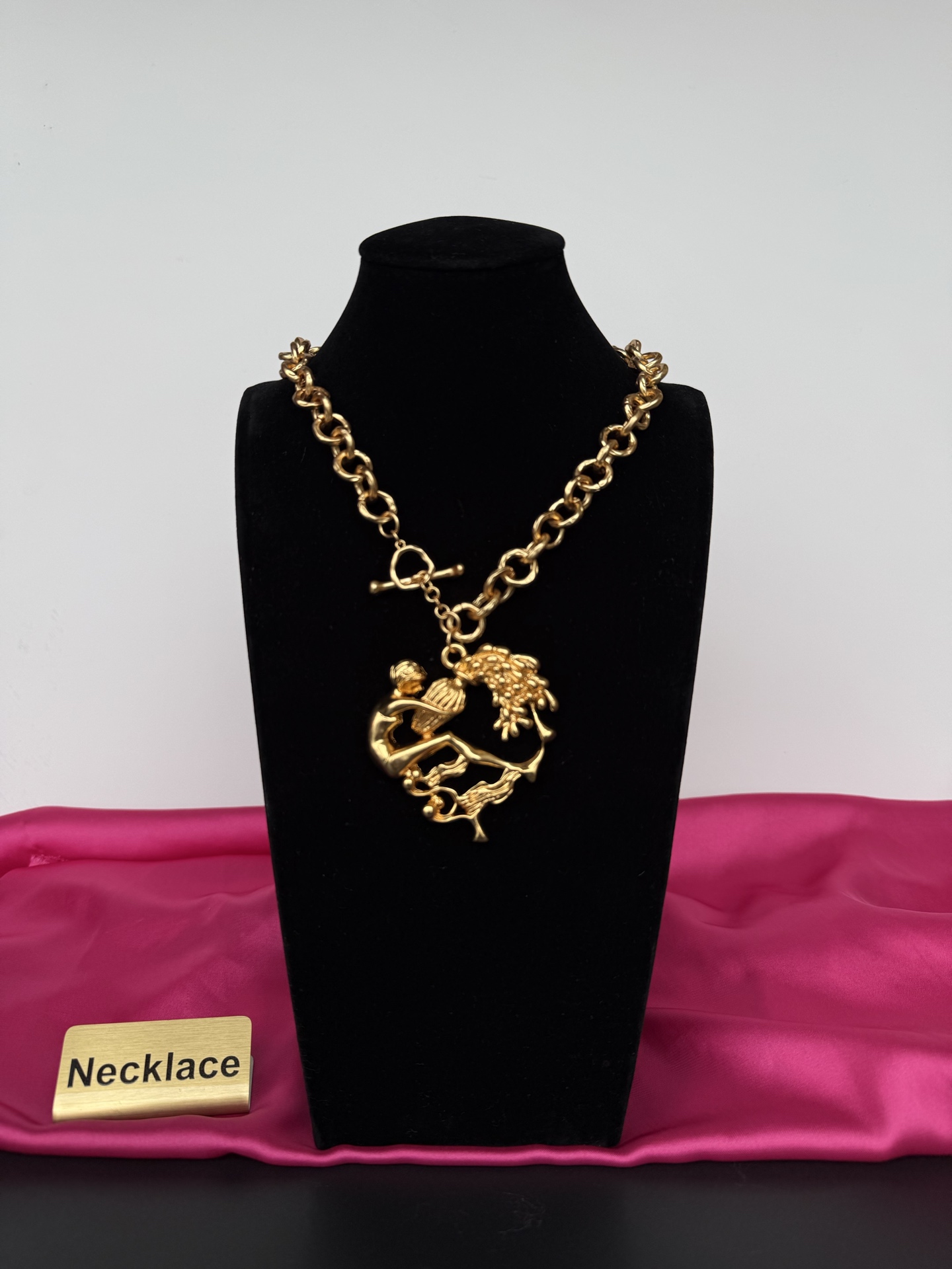 Золотистое колье с фигурным подвеском Schiaparelli