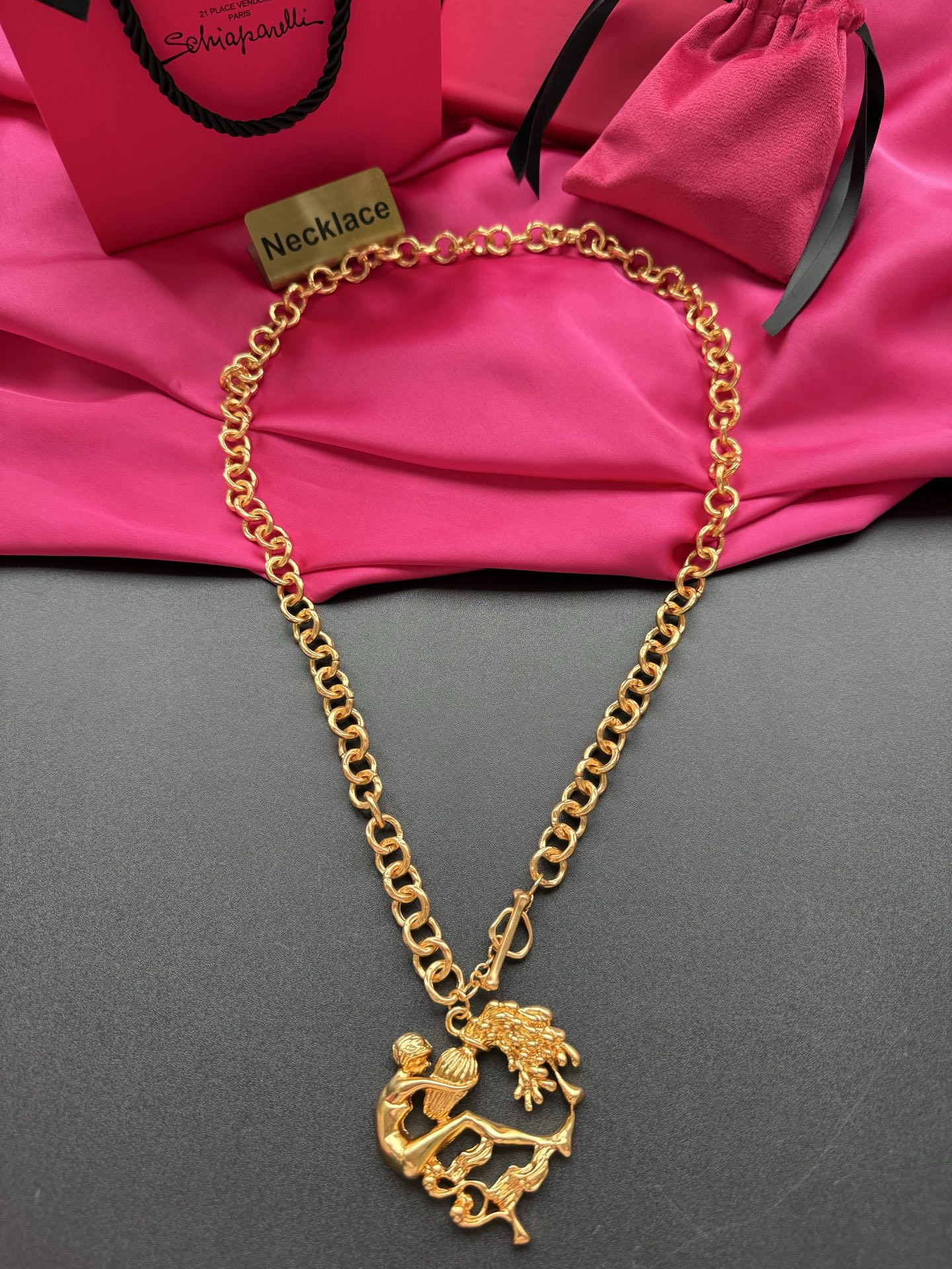 Золотистое колье с фигурным подвеском Schiaparelli