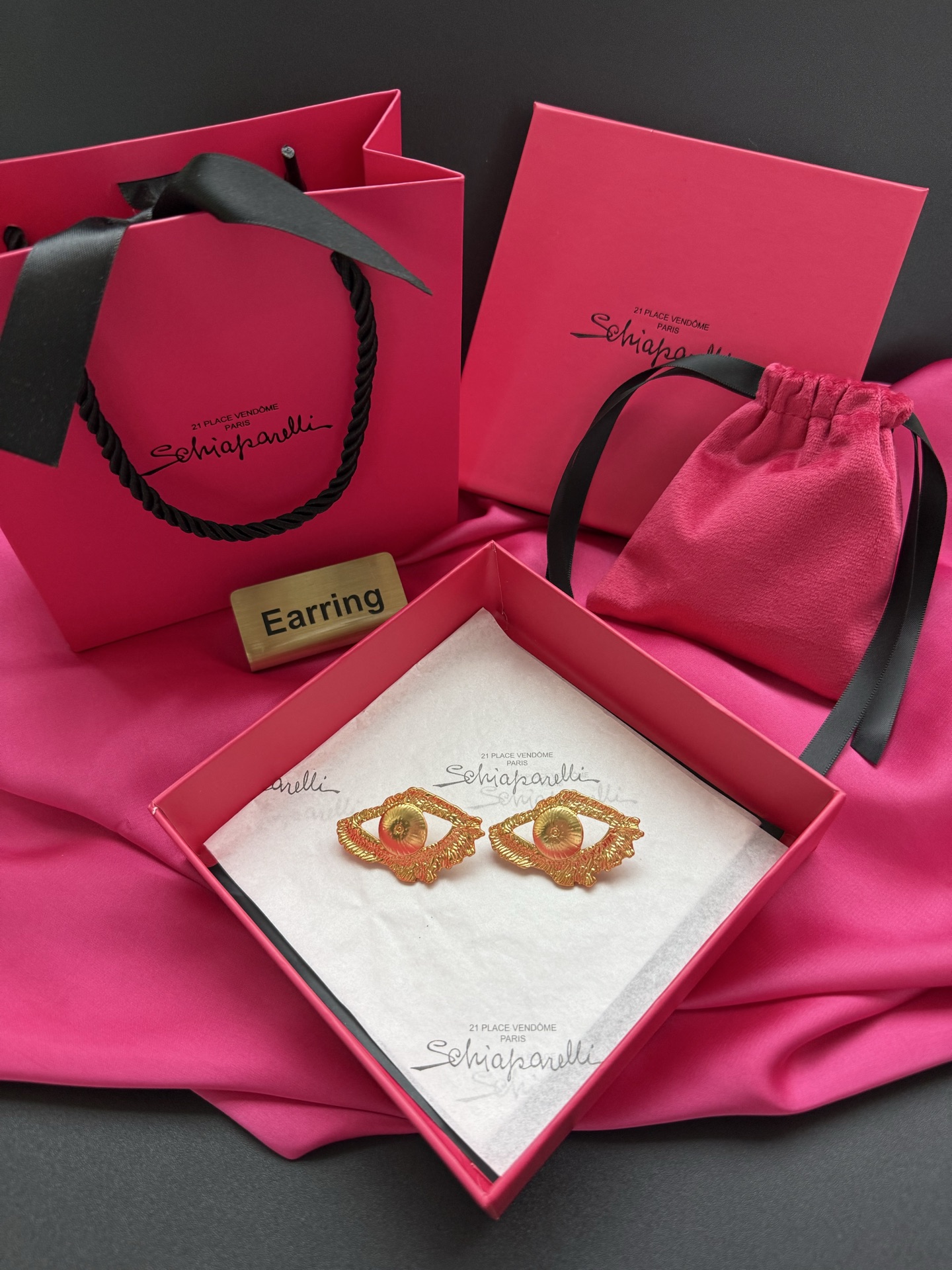 Серьги в форме глаза Schiaparelli