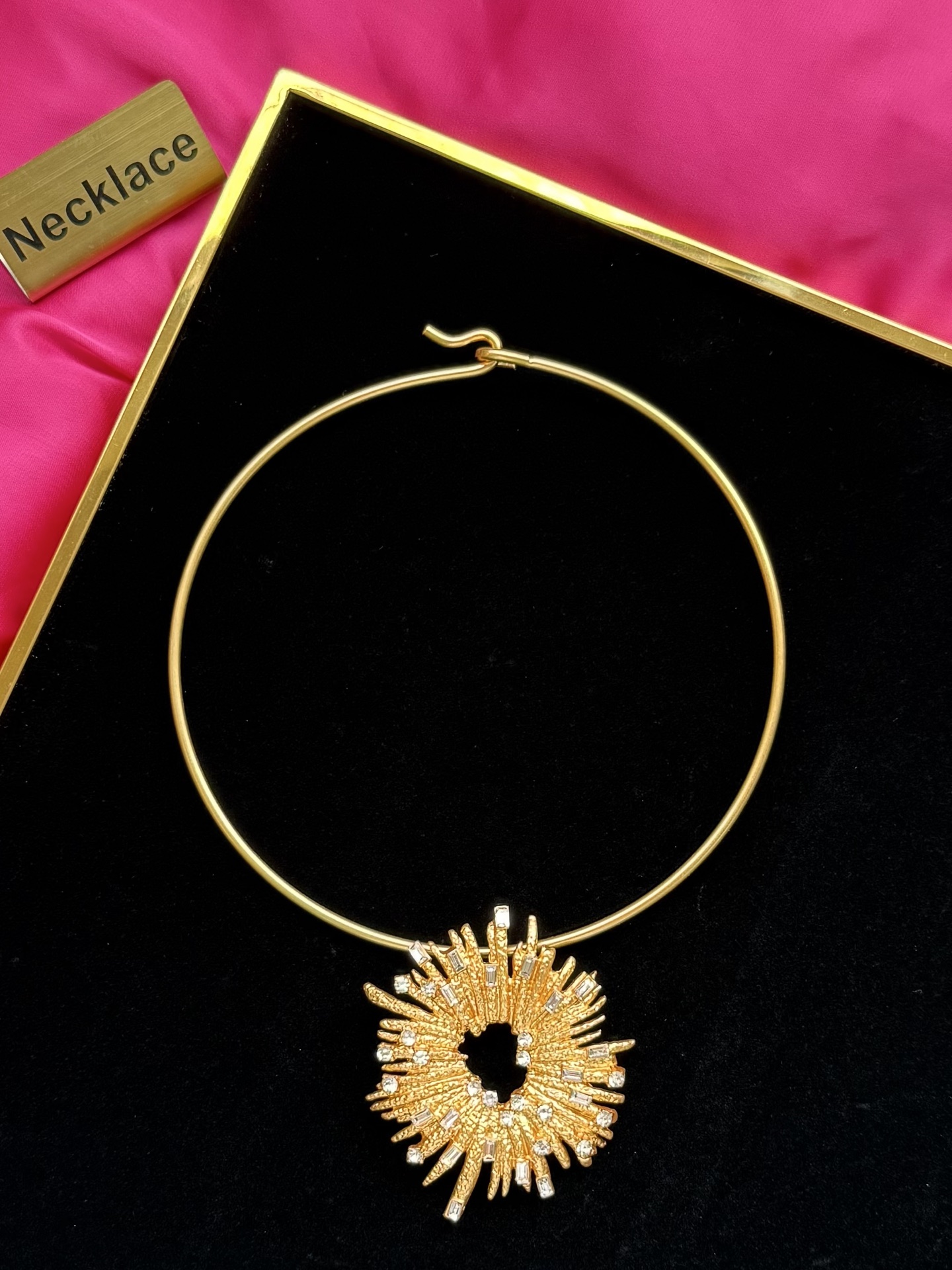 Золотистое колье с кристаллами Schiaparelli