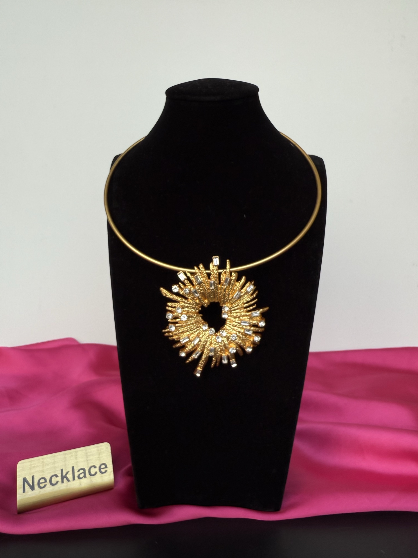 Золотистое колье с кристаллами Schiaparelli