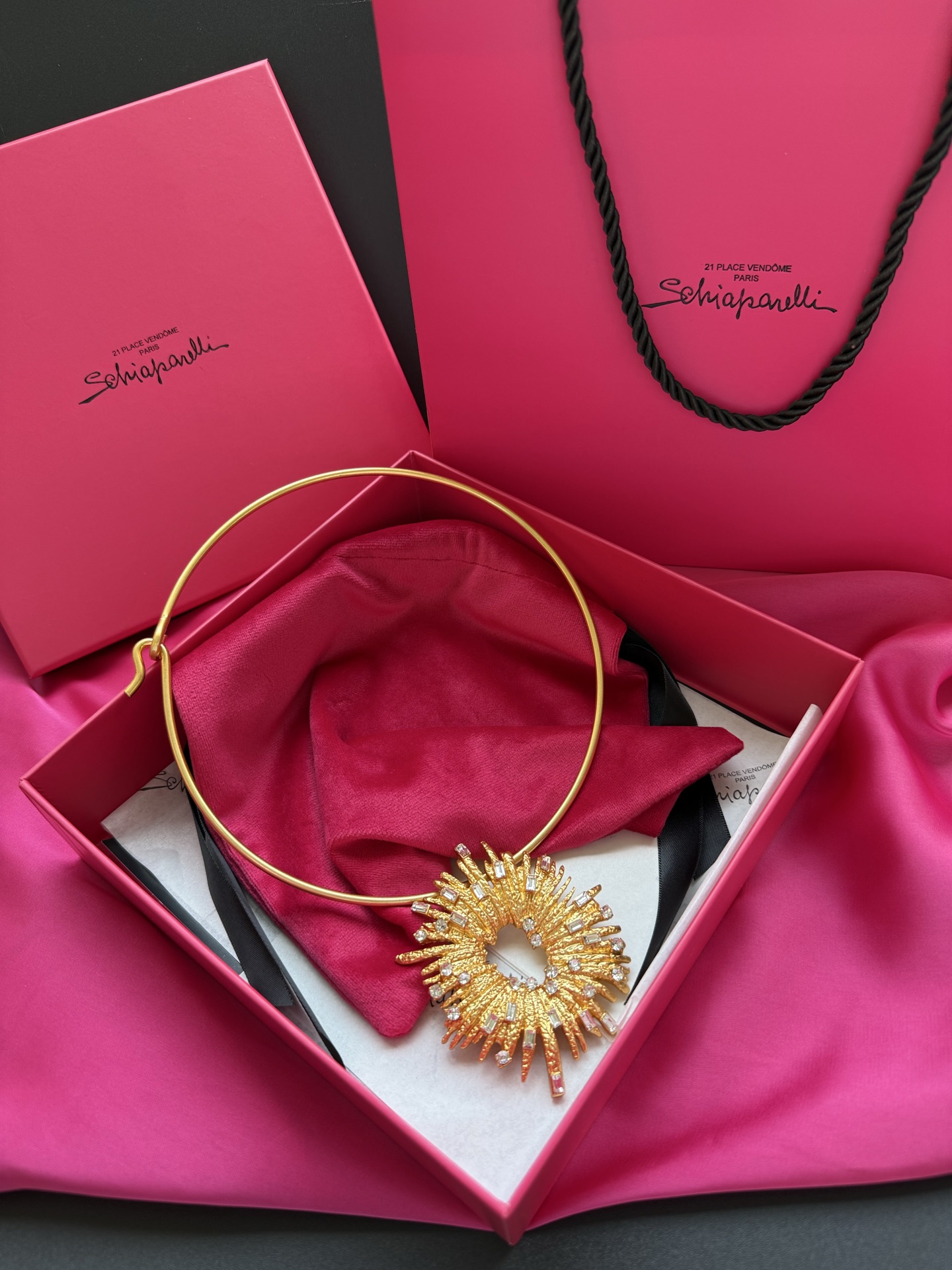 Золотистое колье с кристаллами Schiaparelli