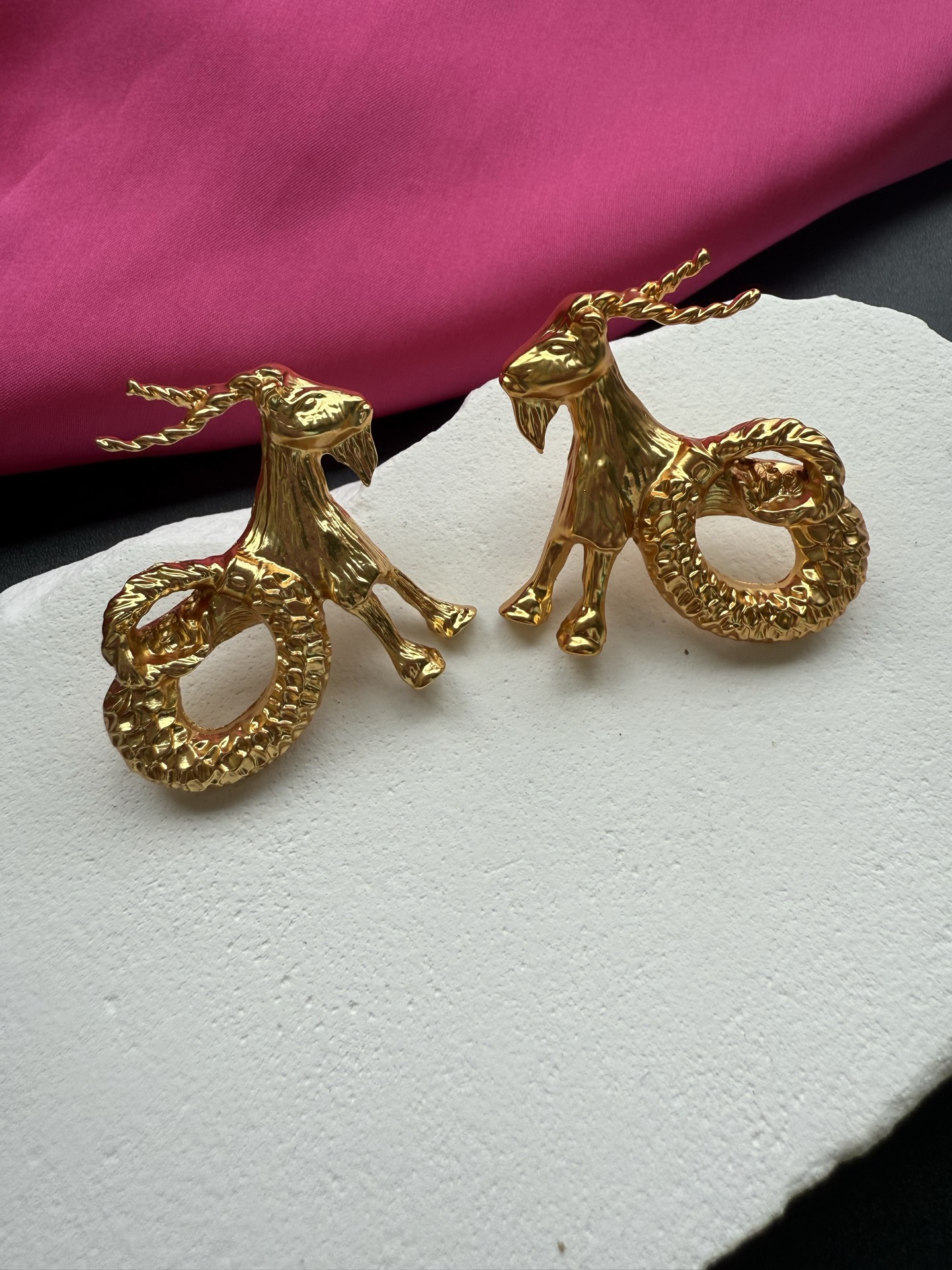 Серьги в виде козлов Schiaparelli