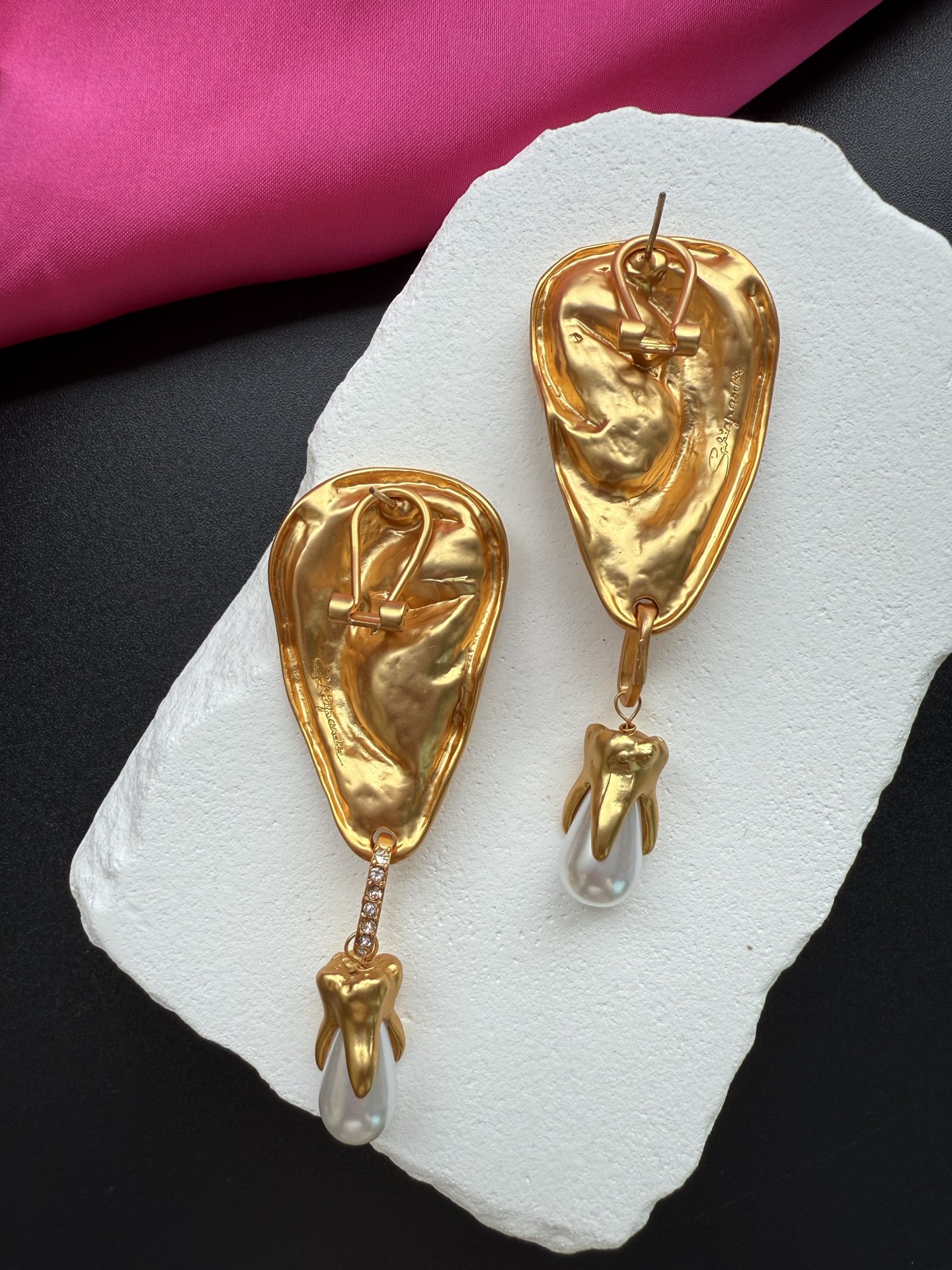 Серьги в форме уха с жемчугом Schiaparelli