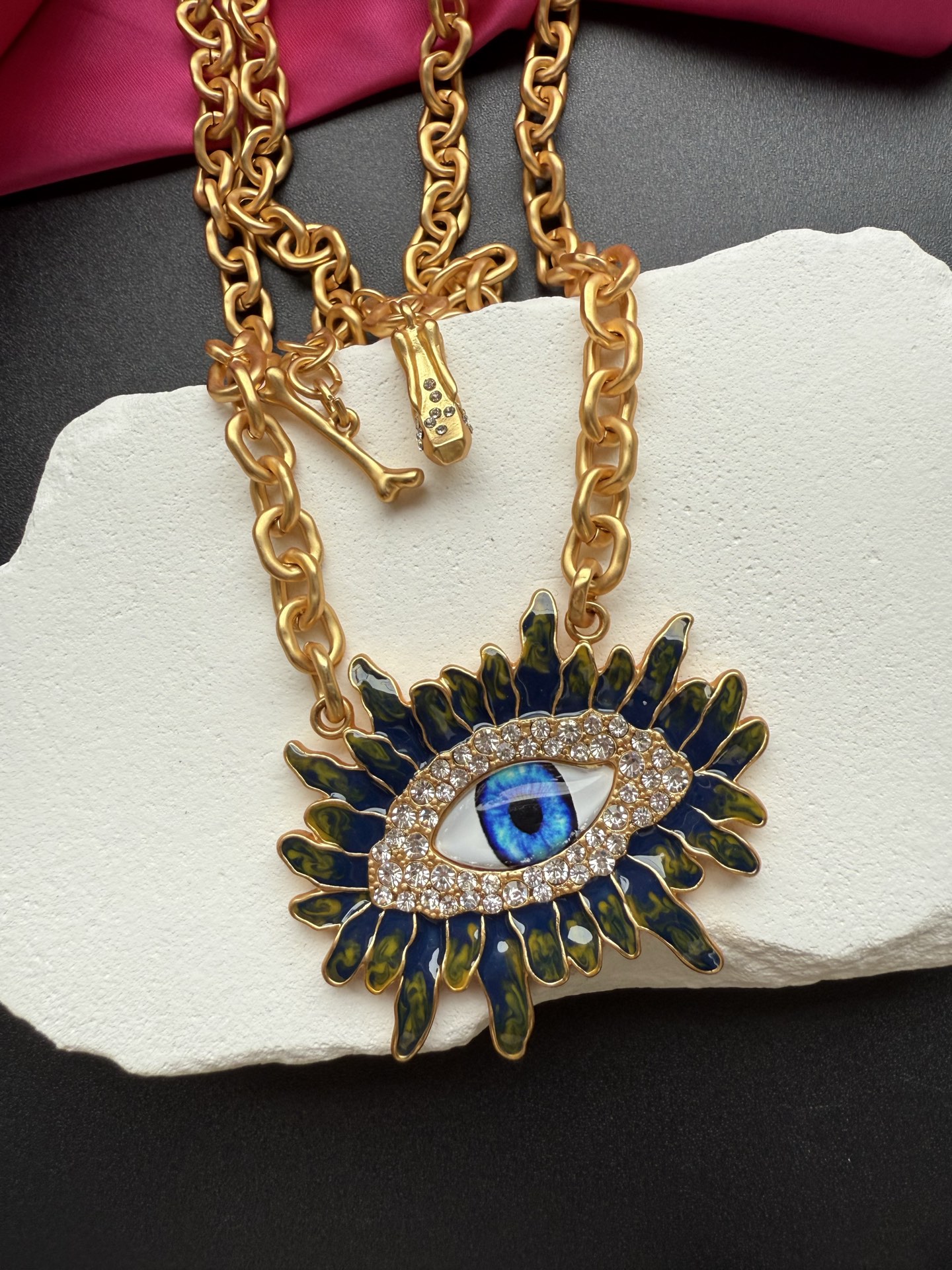 Колье с глазом Schiaparelli