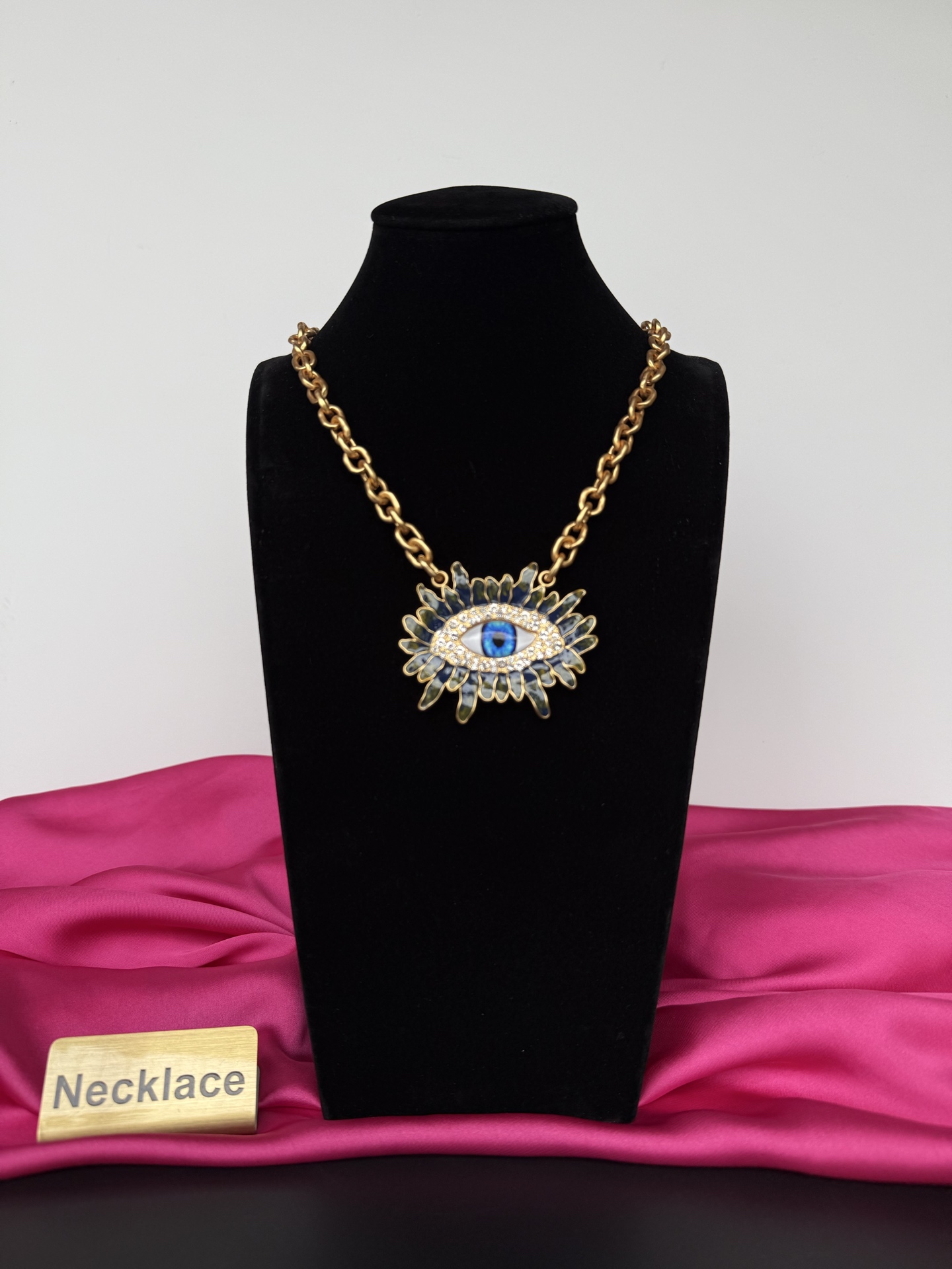 Колье с глазом Schiaparelli