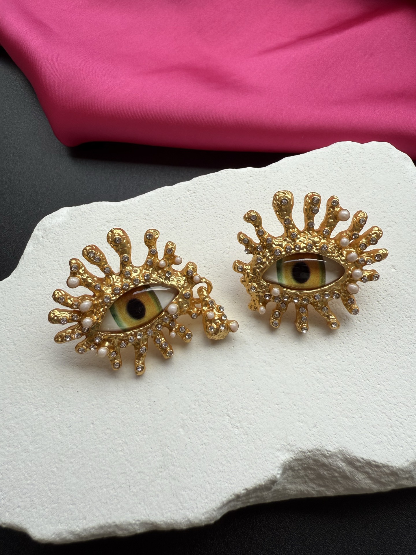 Серьги в виде глаза Schiaparelli